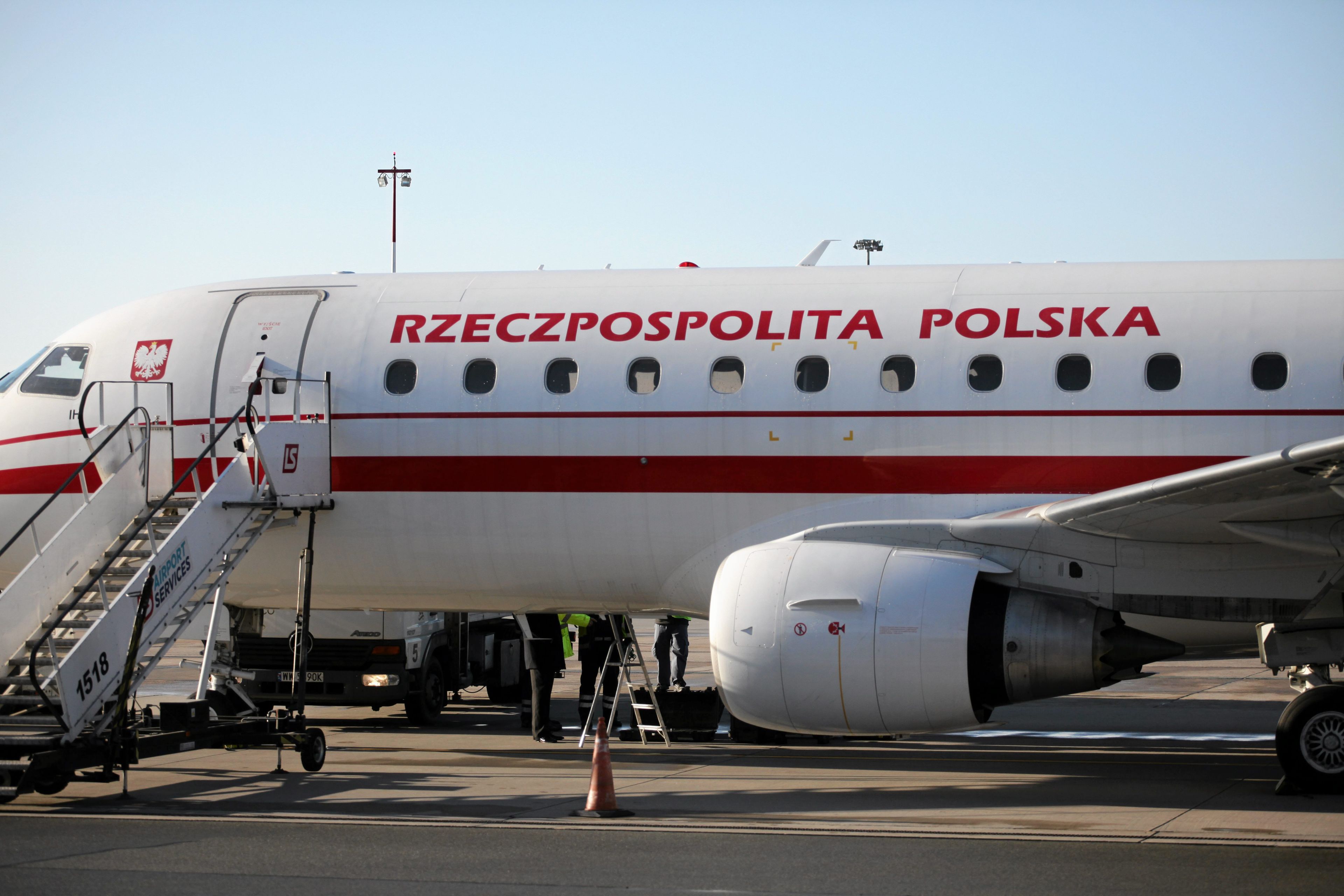 29.11.2015 Warszawa , Wojskowy Port Lotniczy Warszawa Okecie . Samolot rzadowy ( Premier Beata Szydlo podczas oswiadczenia dla prasy przed wylotem do Brukseli i Paryza , gdzie odbeda sie szczyt UE-Turcja oraz szczyt klimatyczny COP21 ).
Fot . Slawomir Kaminski / Agencja Gazeta