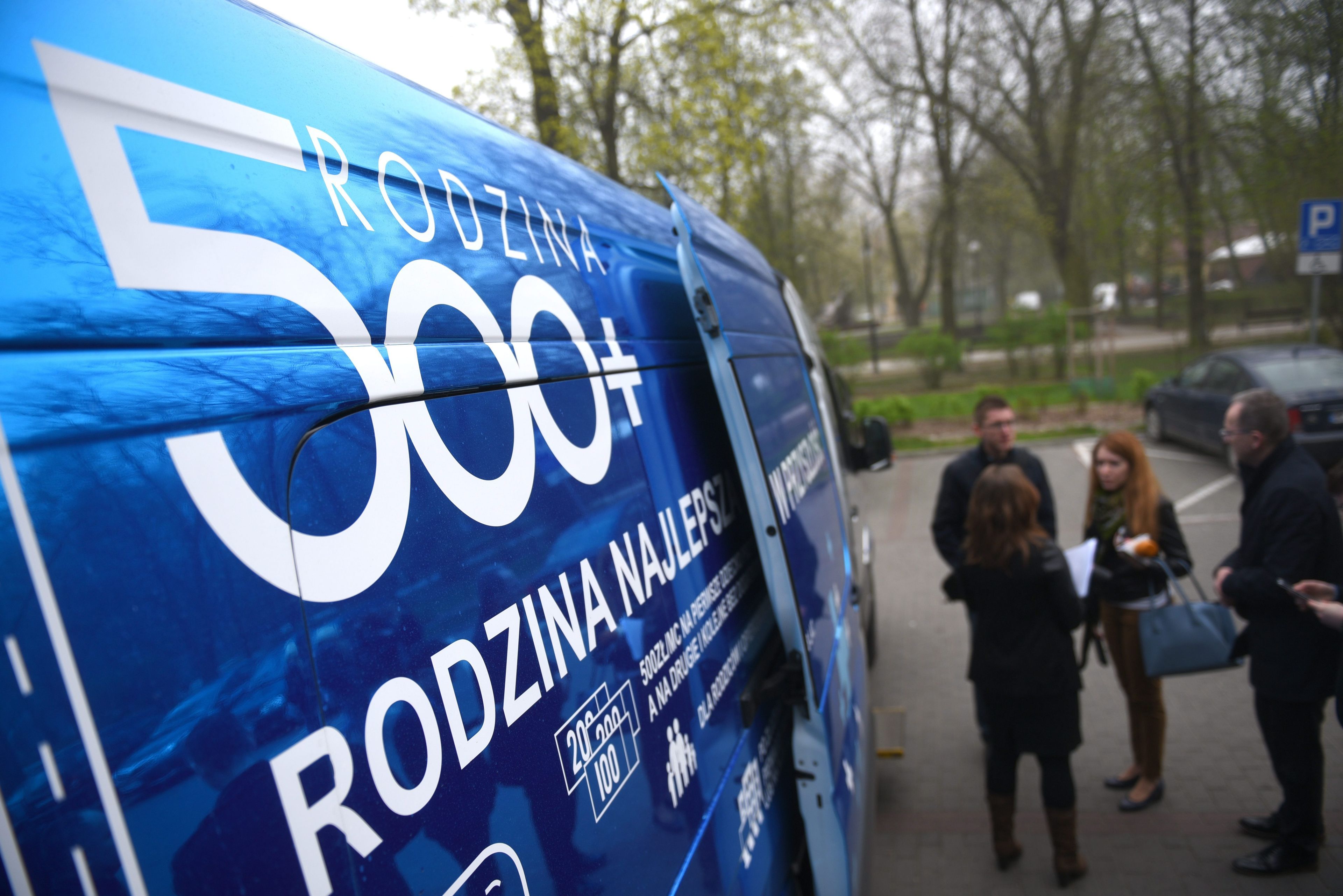 14.04.2016 Radom .  Bus - mobilny punkt , w ktorym urzednicy pomoga wypelnic i przyjma od petentow wnioski do rzadowego programu 500 + . 
Fot . Andrzej Michalik/ Agencja Gazeta *** Local Caption ***