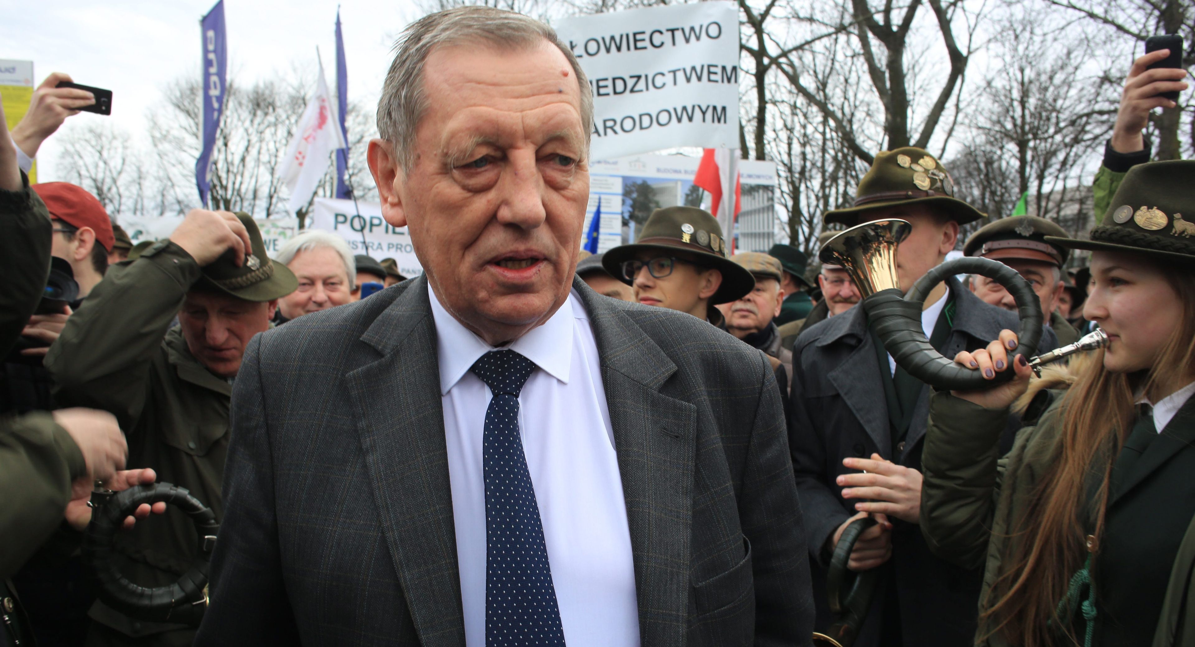 23.03.2017 Warszawa , plac przed Sejmem . Minister srodowiska Jan Szyszko podczas manifestacji poparcia dla ministra Szyszki , zorganizowanej przez Polski Zwiazek Lowiecki i Lasy Panstwowe oraz manifestacja poparcia premier Szydlo organizowana przez kluby Gazety Polskiej .
Fot. Jacek Marczewski / Agencja Gazeta