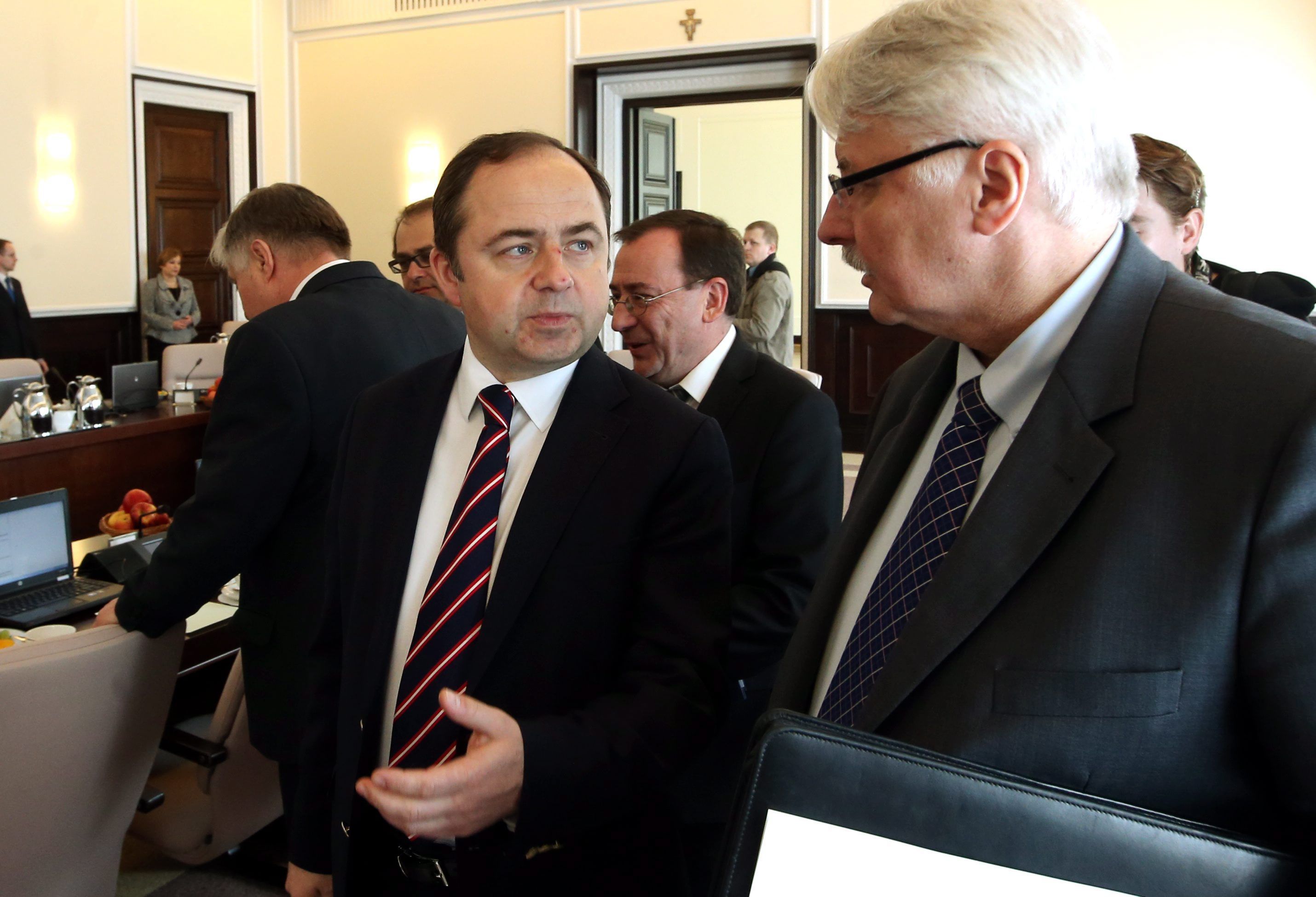 05.04.2016 Warszawa . Konrad Szymanski i Witold Waszczykowski podczas posiedzenia Rady Ministrow .
Fot . Kuba Atys / Agencja Gazeta