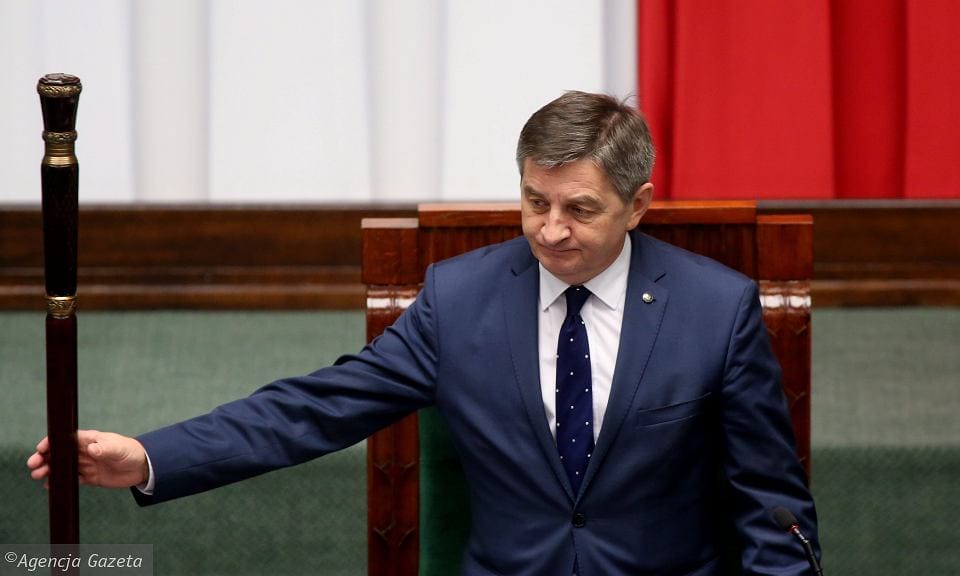 Grafika do artykułu Kuchciński mści się na posłach PO. Na początek obniżył uposażenia czworgu. Część kar jest bezprawna