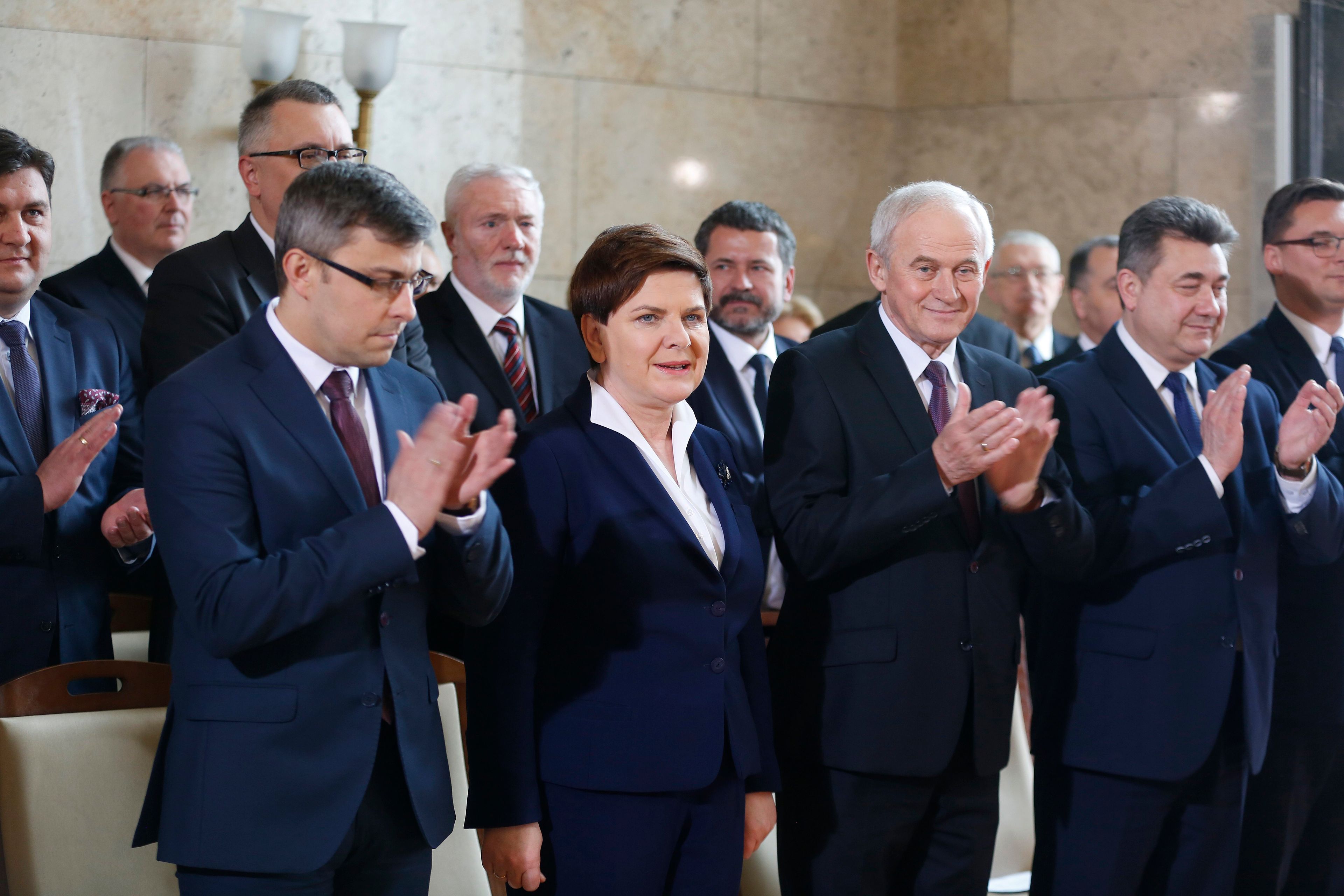 26.04.2016 Katowice . Urzad Wojewodzki . Od lewej : wojewoda slaski  Jaroslaw Wieczorek , premier Beata Szydlo , minister energetyki Krzysztof Tchorzewski , wiceminister energetyki Grzegorz Tobiszewski podczas uroczystosci  podpisanie porozumienia w sprawie utworzenia Polskiej Grupy Gorniczej . 
Fot . Dawid Chalimoniuk  / Agencja Gazeta