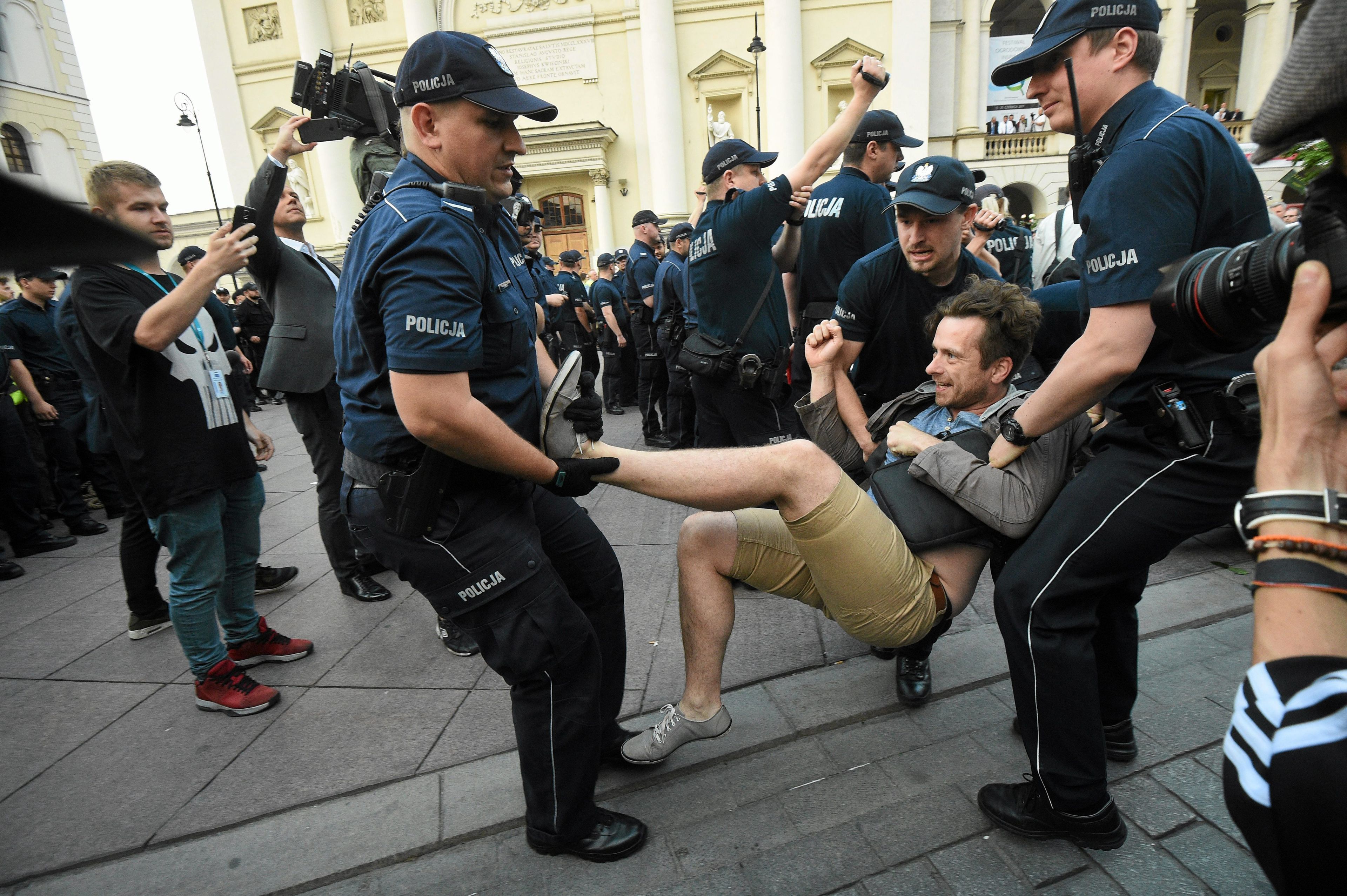 10.06.2017 Warszawa , Krakowskie Przedmiescie . Policja usuwa sila kontrmanifestantow podczas obchodow 86. miesiecznicy smolenskiej .
Fot. Przemek Wierzchowski / Agencja Gazeta