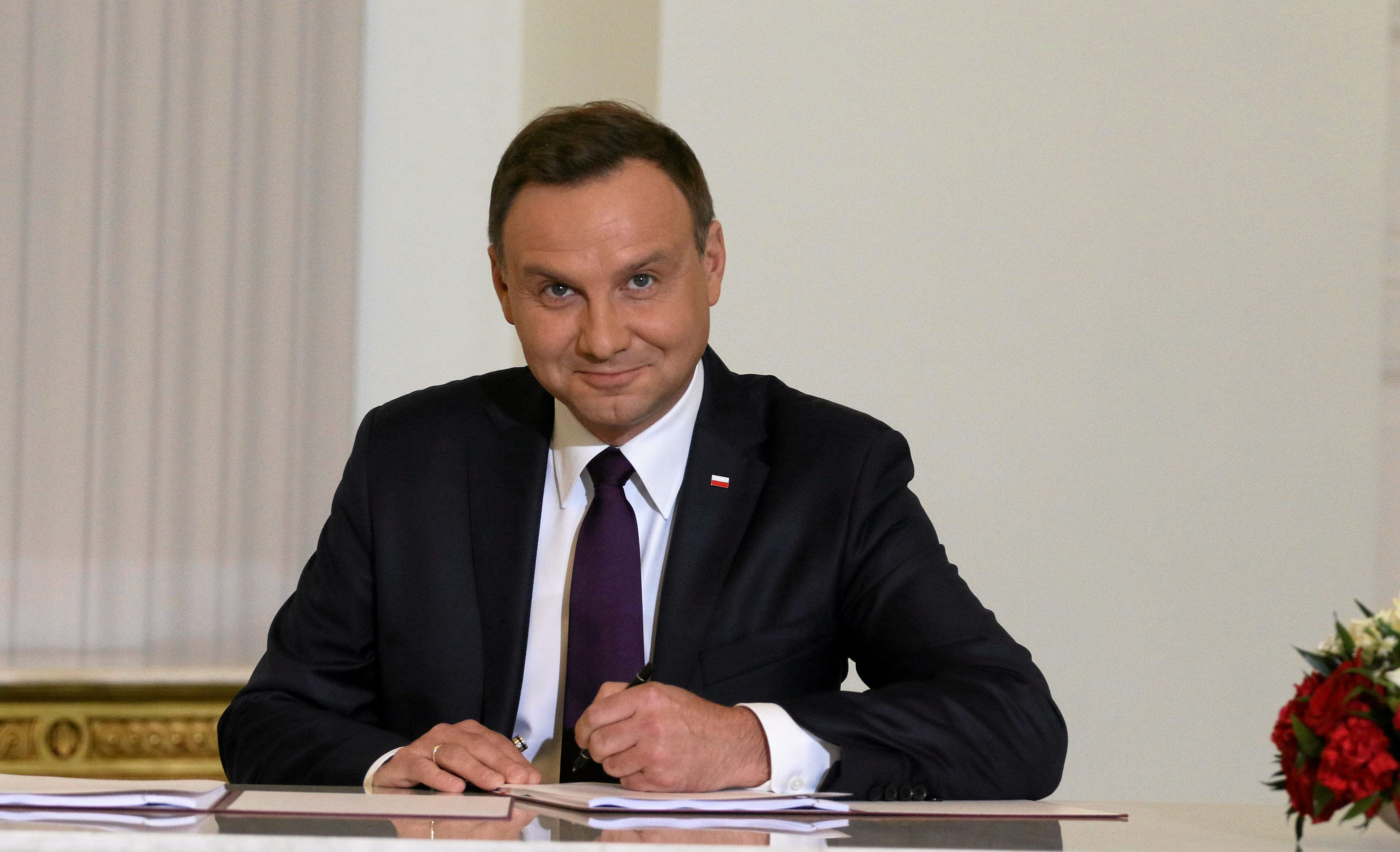21.09.2015 Warszawa , Palac Prezydencki . Prezydent RP Andrzej Duda podpisal podpisal projekt ustawy zakladajacy przywrocenie poprzedniego wieku emerytalnego, 60 lat dla kobiet i 65 dla mezczyzn .
Fot . Slawomir Kaminski / Agencja Gazeta