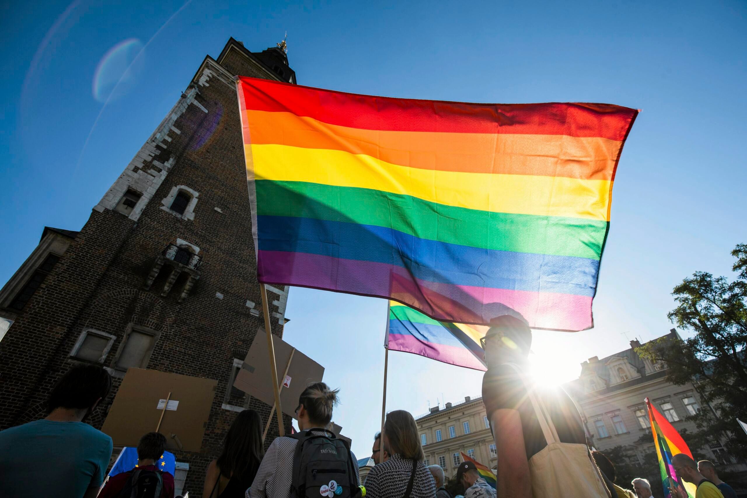 Protestujący manifestują solidarność z osobami LGBT