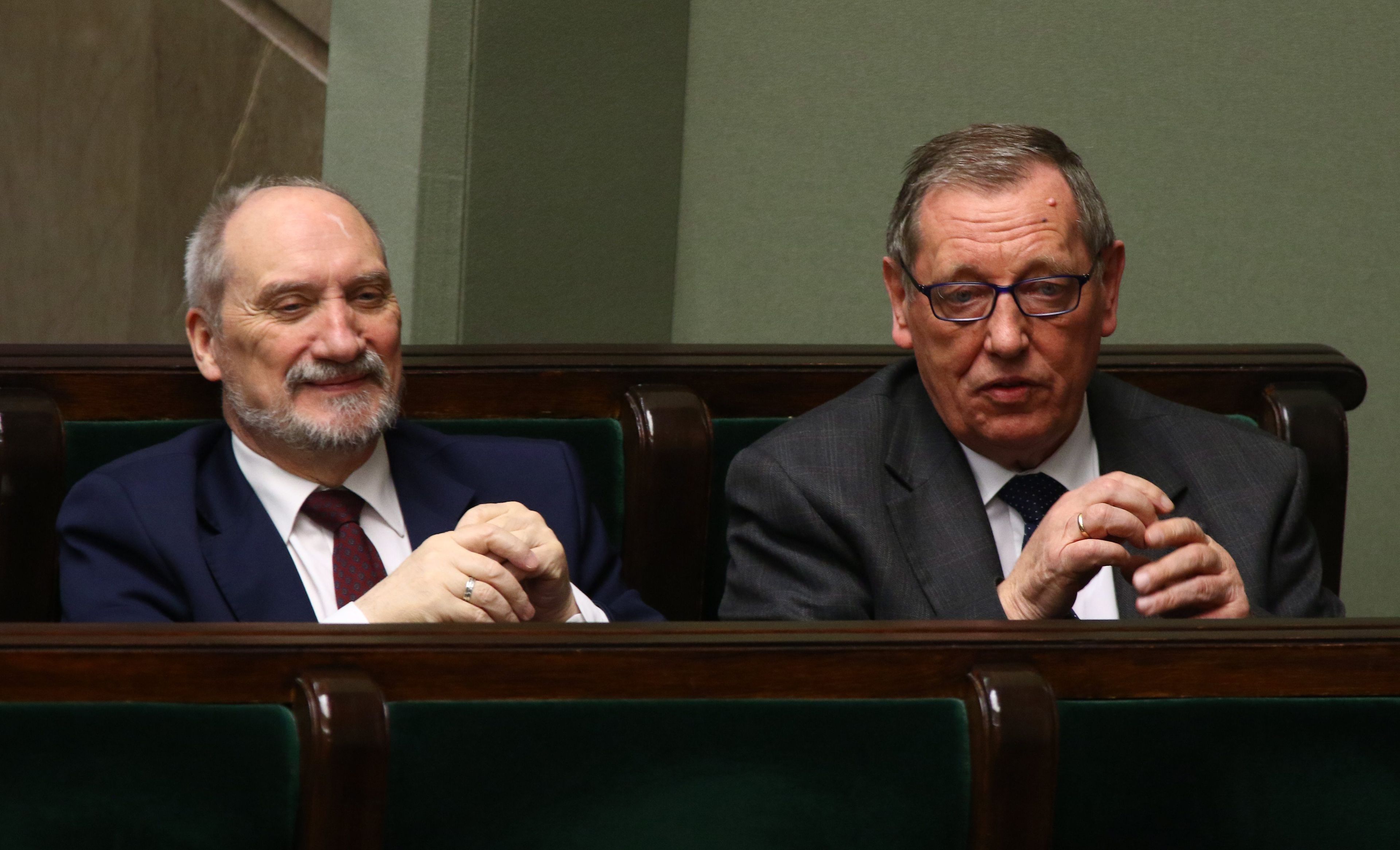 23.03.2017 Warszawa , Sejm . Minister obrony Antoni Macierewicz i minister srodowiska Jan Szyszko podczas debaty nad wnioskiem o wotum nieufnosci dla ministra Szyszko 
Fot . Slawomir Kaminski / Agencja Gazeta .