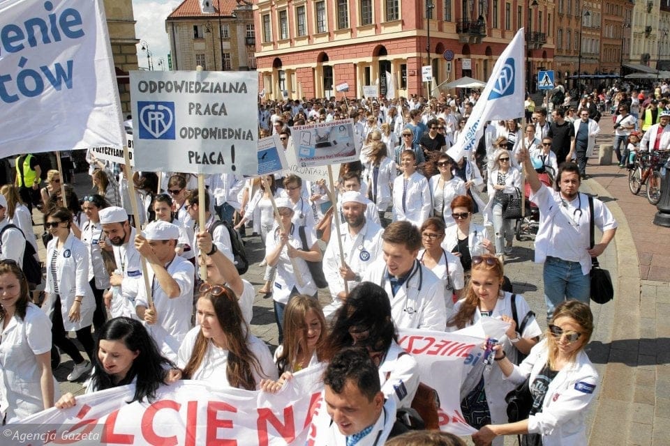 Grafika do artykułu Młodzi lekarze mają dość. Ogłaszają strajk głodowy, bo służba zdrowia umiera