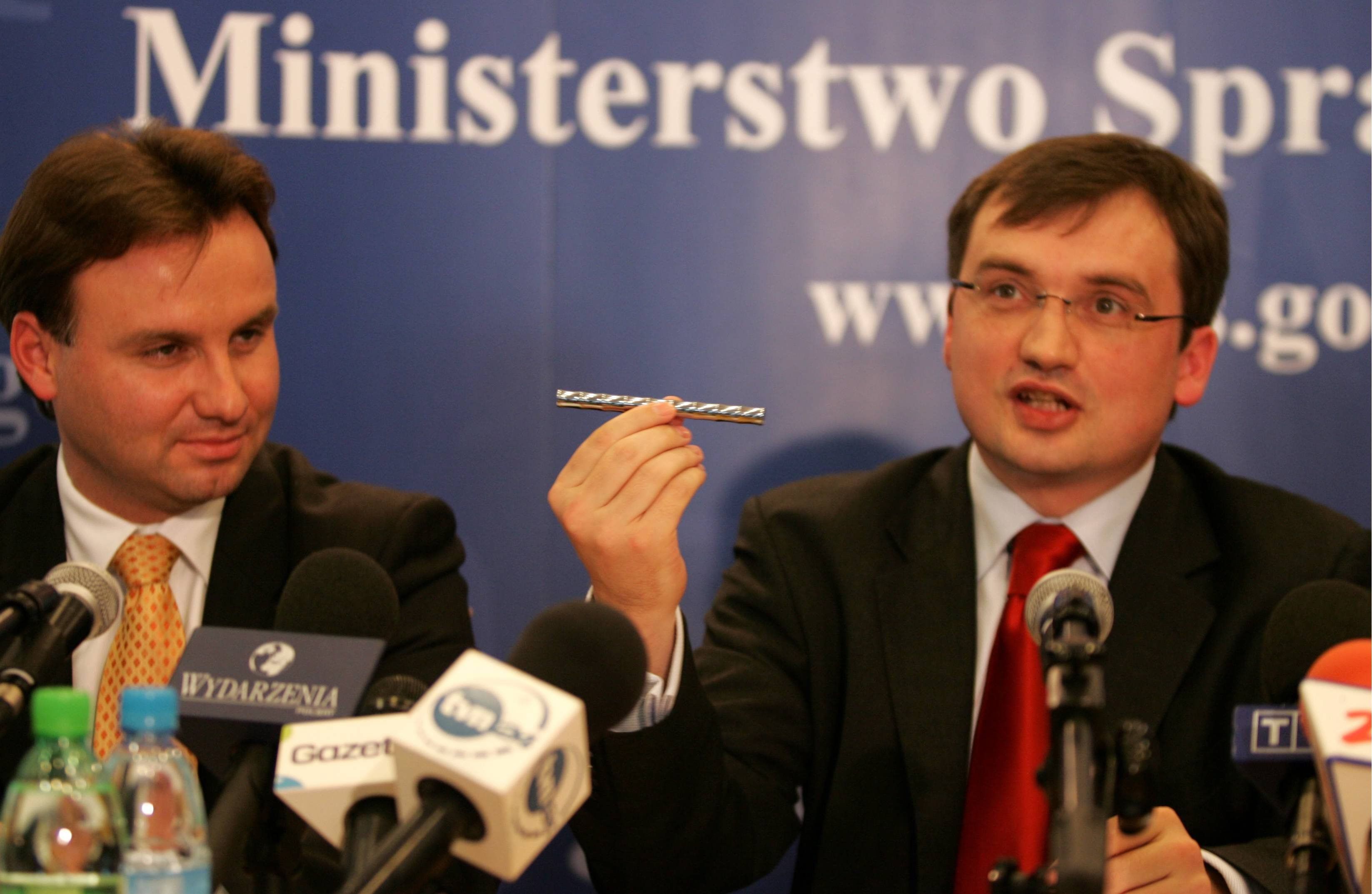 26.09.2007  WARSZAWA PL NA ROZDROZU MINISTERSTWO SPRAWIEDLIWOSCI KONFERENCJA PRASOWA MINISTER ZBIGNIEW ZIOBRO PODPISUJE USTAWE OBNIZA  O  POLOWE CENY USLUG NOTARIALNYCH UDZIAL BIORA  WICEMINISTROWIE  SPRAWIEDLIWOSCI   ANDRZEJ KRYZE  ANDRZEJ DUDA MINISTER ZBIGNIEW ZIOBRO MINISTER BUDOWNICTWA MIROSLAW BARSZCZ  BEATA KEMPA N/Z  ANDRZEJ DUDA MINISTER ZBIGNIEW ZIOBRO PIORO KTORYM MINISTER PODPISUJE USTAWE ZOSTANIE WYSTAWIONE NA AUKCJE CHARYTATYWNA
FOT. SLAWOMIR KAMINSKI / AGENCJA GAZETA