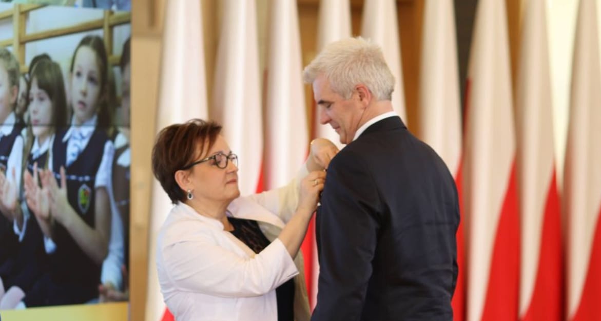 Grafika do artykułu Historyk zakłamujący Holocaust otrzymał od minister edukacji medal Komisji Edukacji Narodowej