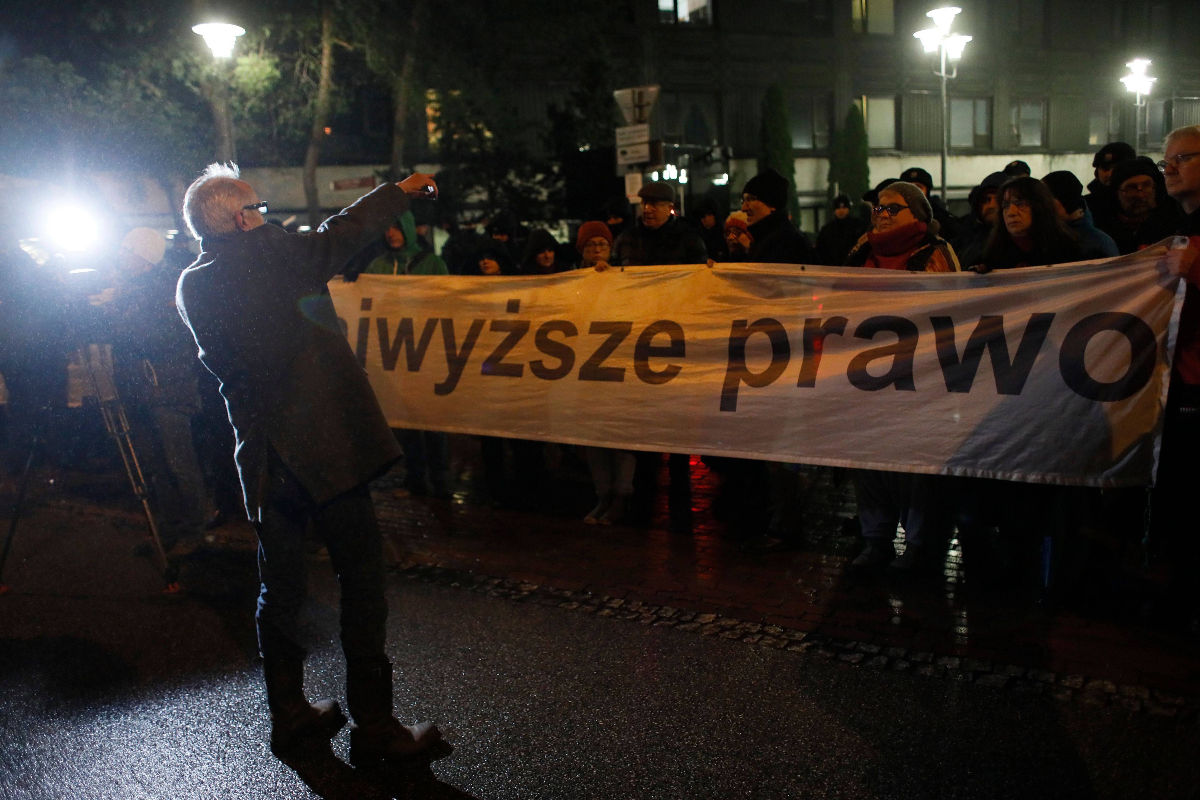 22.11.2017 Warszawa , Sejm . W zwiazku z pierwszym czytaniem ustawy o Krajowej Radzie Sadownictwa i o Sadzie Najwyzszym , Obywatele RP pod Sejmem rozpoczeli protest w obronie sadow . 
Fot. Dawid Zuchowicz / Agencja Gazeta