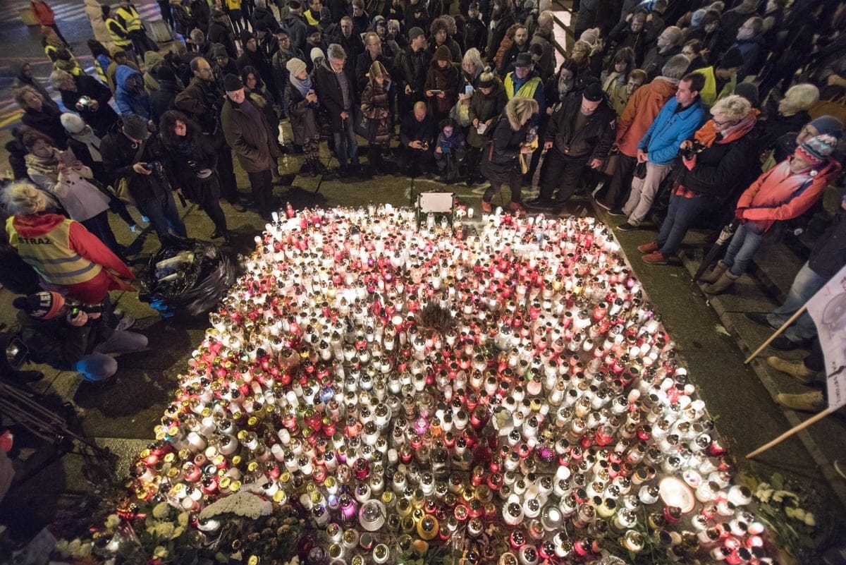 Grafika do artykułu Dzień Zaduszny ku pamięci Piotra Szczęsnego. Relacja OKO.press