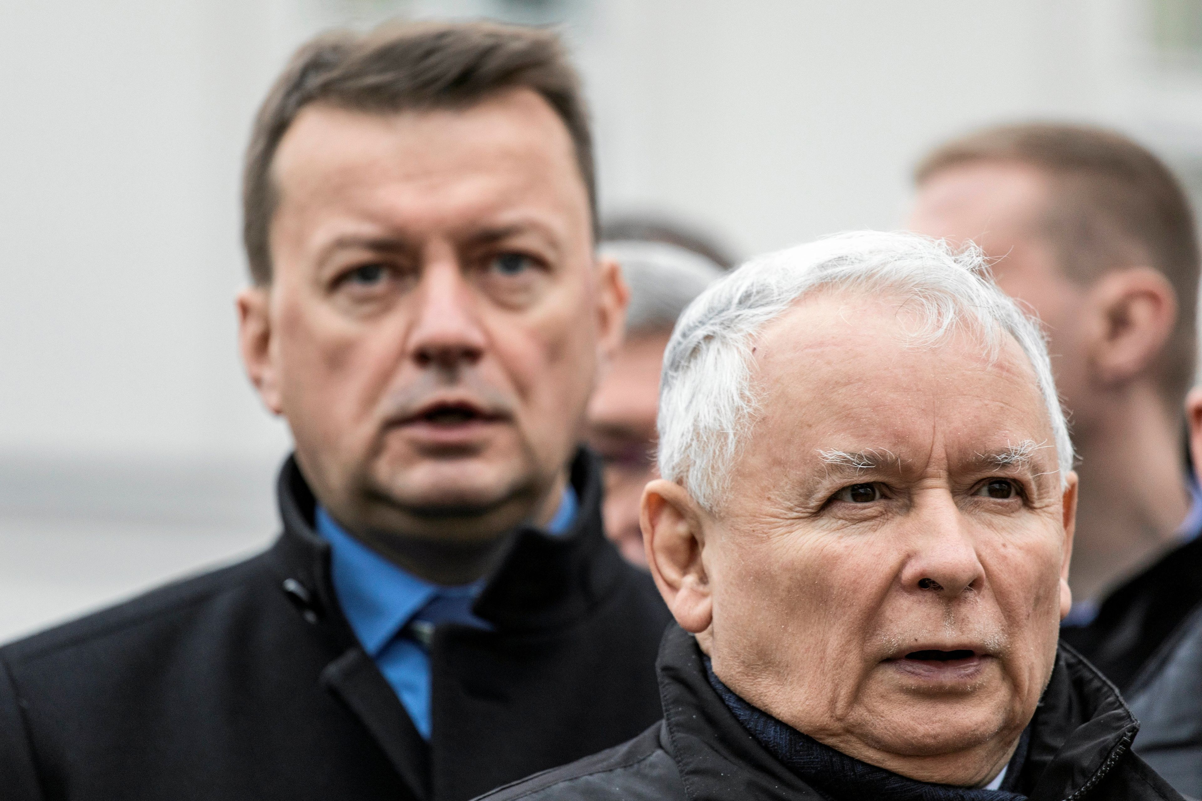 10.12.2017 Warszawa , Krakowskie Przedmiescie . (Od lewej): Minister Spraw Wewetrznych i Administracji Mariusz Blaszczak i Prezes PiS Jaroslaw Kaczynski podczas porannych obchodow 92 miesiecznicy katastrofy smolenskiej .
Fot. Dawid Zuchowicz / Agencja Gazeta