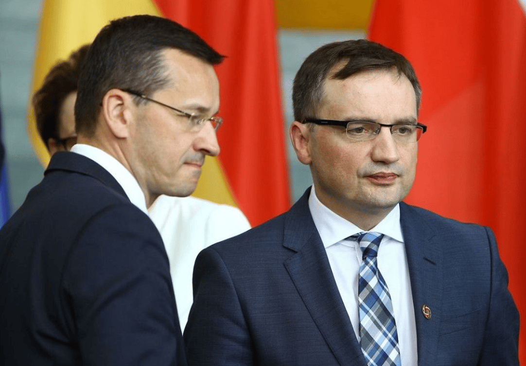 Grafika do artykułu Morawiecki nad grobem sądów. "Reforma ministra Ziobry jest dobra, zwiększa niezawisłość sędziów. Co wy opowiadacie, że zmniejsza?!"