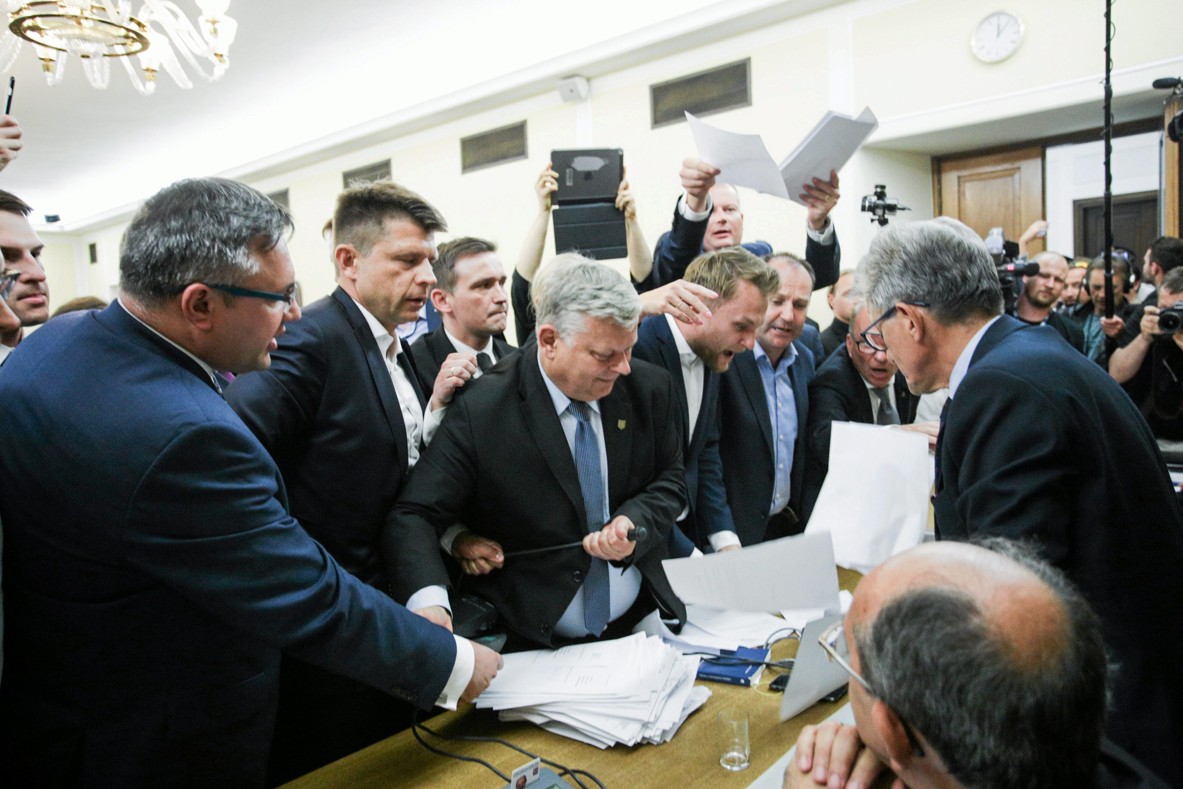 19.07.2017 Warszawa , ulica Wiejska . Posel Nowoczesnej Ryszard Petru (3) , posel PiS Marek Suski (4l) , przewodniczacy komisji Stanislaw Piotrowicz (p) podczas obrad Komisji Sprawiedliwosci i Praw Czlowieka dotyczacych pracy nad ustawa o Sadzie Najwyzszym .
Fot. Adam Stepien / Agencja Gazeta