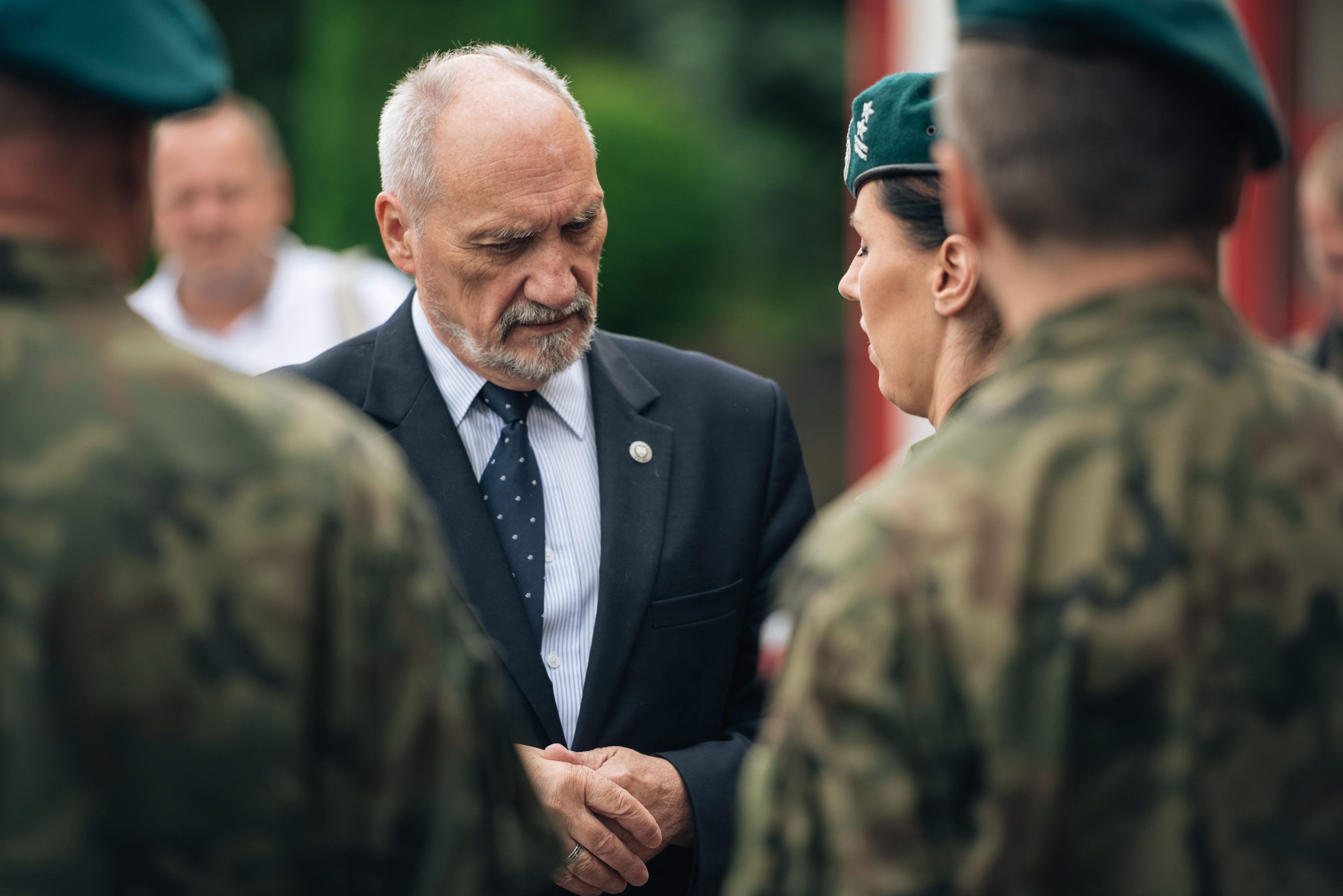 19.08.2017 Chojnice , Komenda Powiatowa Panstwowej Strazy Pozarnej . Spotkanie dotyczace sytuacji po nawalnicach w wojewodztwach pomorskim , kujawsko - pomorskim oraz wielkopolskim . W spotkaniu wzieli udzial przedstawiciele rzadu : Premier Beata Szydlo , minister MSWiA Mariusz Blaszczak , minister MON Antoni Macierewicz , wojewoda pomorski Darisuz Drelich oraz inni samorzadowcy , przedstawiciele sluzb . Nz. Antoni Macierewicz rozmawia z zolnierzami . 
fot . Bartosz Banka / Agencja Gazeta