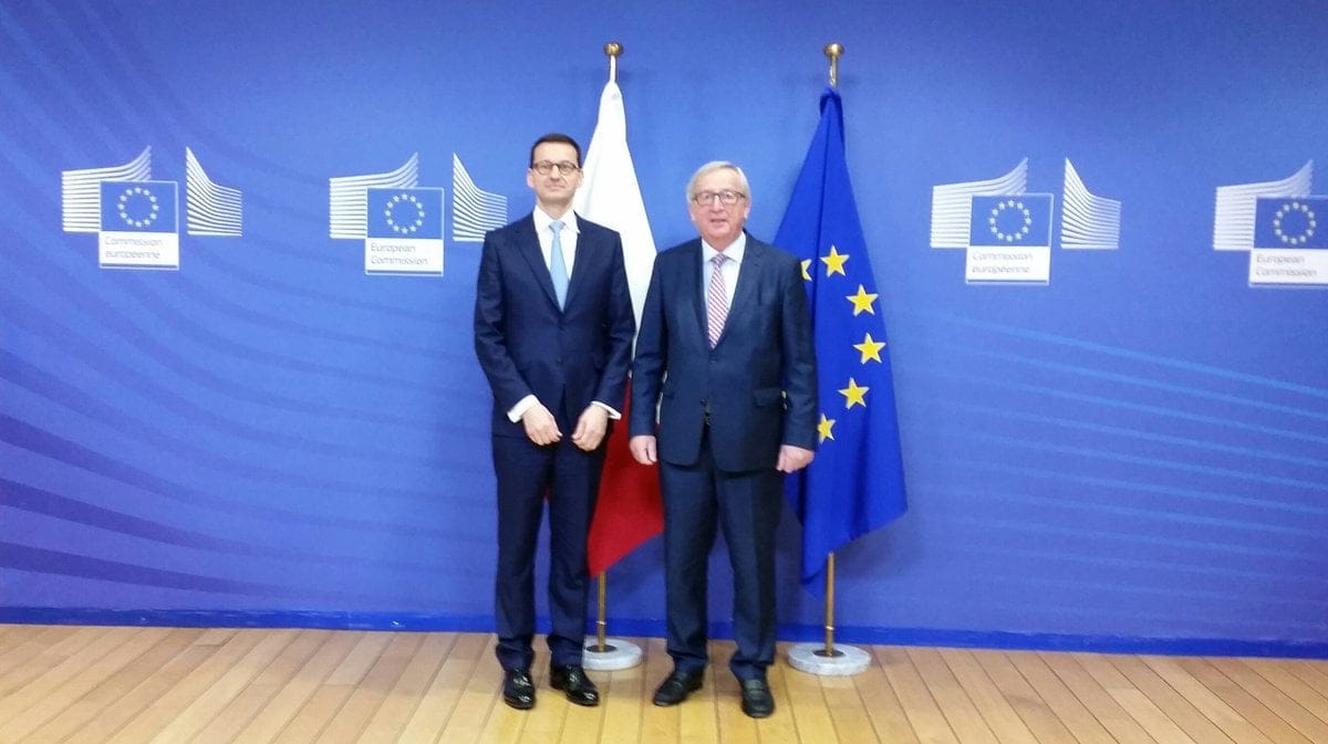 Grafika do artykułu Morawiecki uczył Junckera demokracji a la PiS: "Nasza reforma sądów to więcej niezawisłości, a nie mniej"