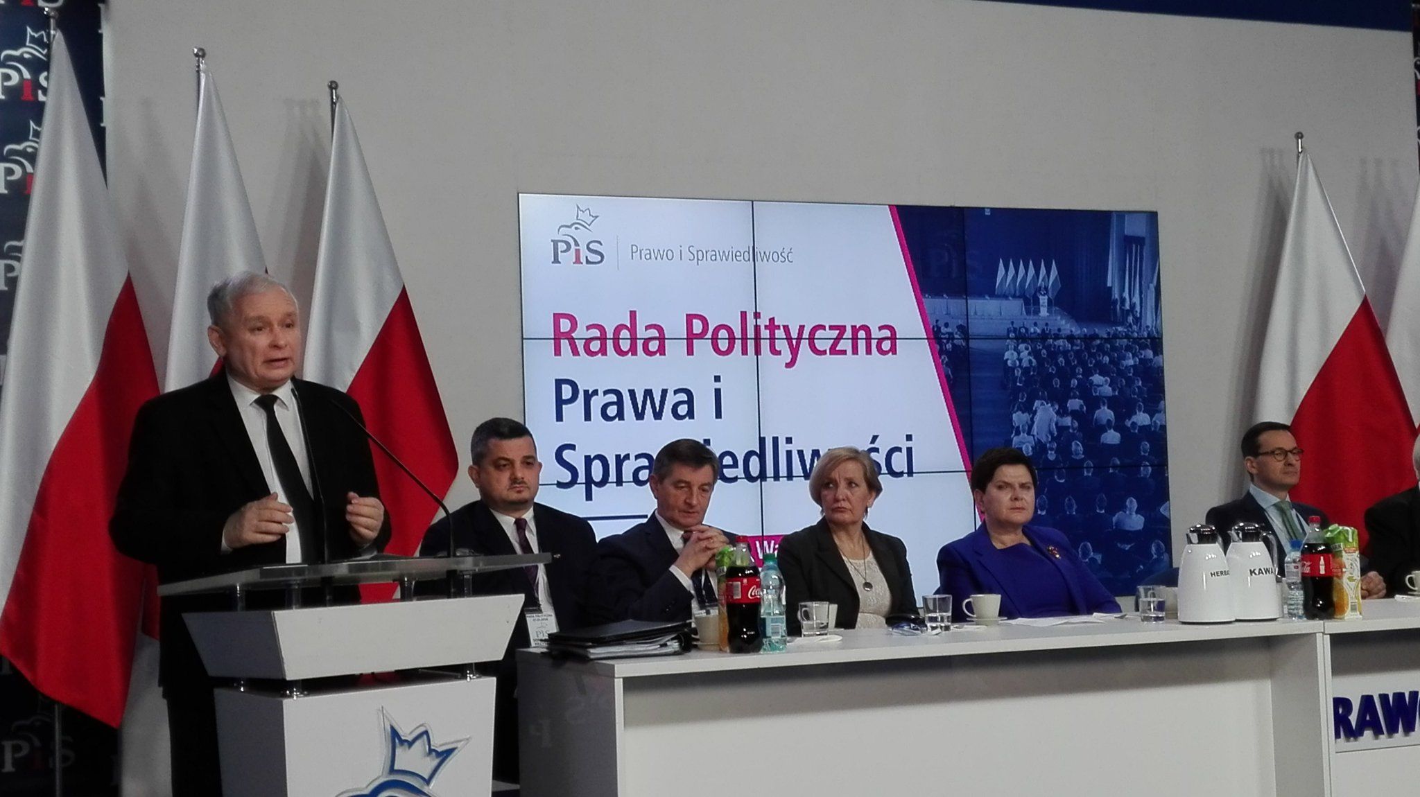 Grafika do artykułu MaBeNa w akcji: 1. wszystkiemu winna PO, 2. neonaziści to lewica, 3. TVN manipuluje, 4. PiS manewruje, ale kierunek zachowuje