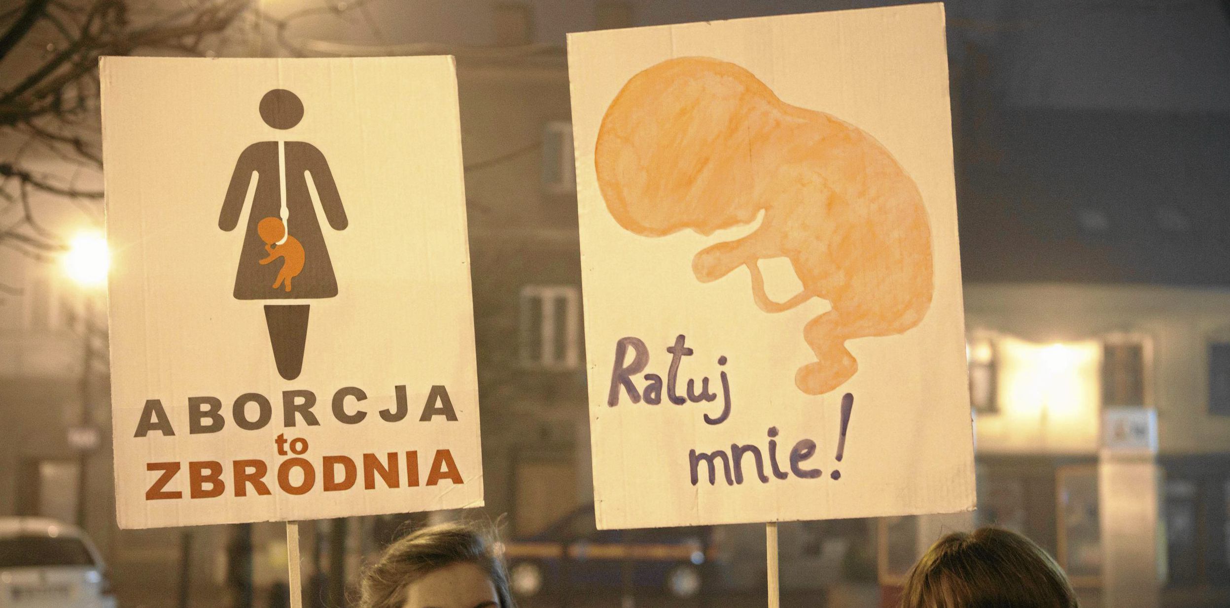 08.03.2013 Bielsko - Biala , Plac Wolnosci . Aktywistki podczas antyfeministycznej i antyaborcyjnej pikiety pod haslem  W Imieniu Dam  ( inicjatywa kobiet zwiazanych ze srodowiskiem narodowcow ). 
Fot. Tomasz Fritz / Agencja Gazeta