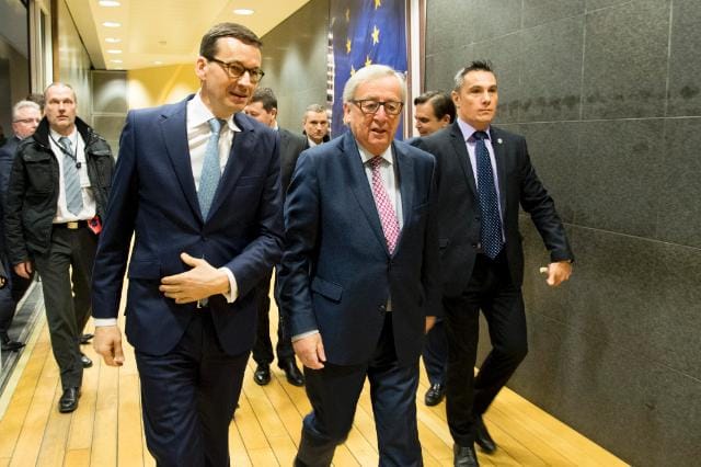 Grafika do artykułu Co z art. 7 przeciw Polsce? Rząd PiS gra na zwłokę, a europarlament chce, by Komisja przyspieszyła