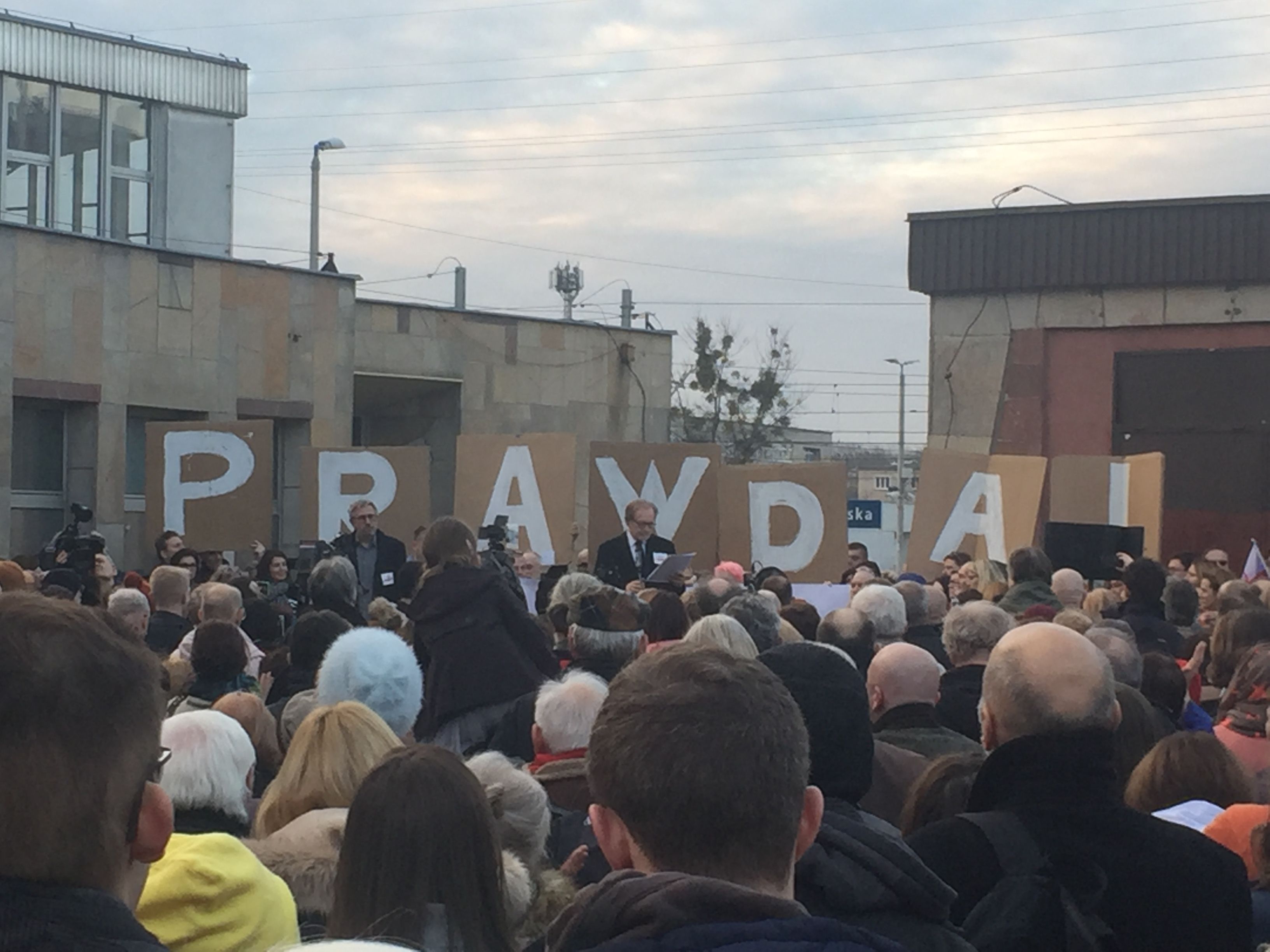 Grafika do artykułu Solidarność z Żydami. W prawdzie, we wzruszeniu, w proteście przeciw ustawie, która zakłamuje Holocaust