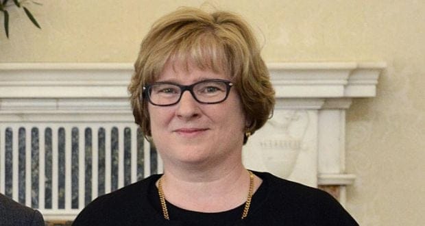 Grafika do artykułu Aileen Donnelly - sędzia, która zatrzymała PiS. Feministka, lesbijka, obrończyni praw człowieka. Czarny sen polskiej prawicy