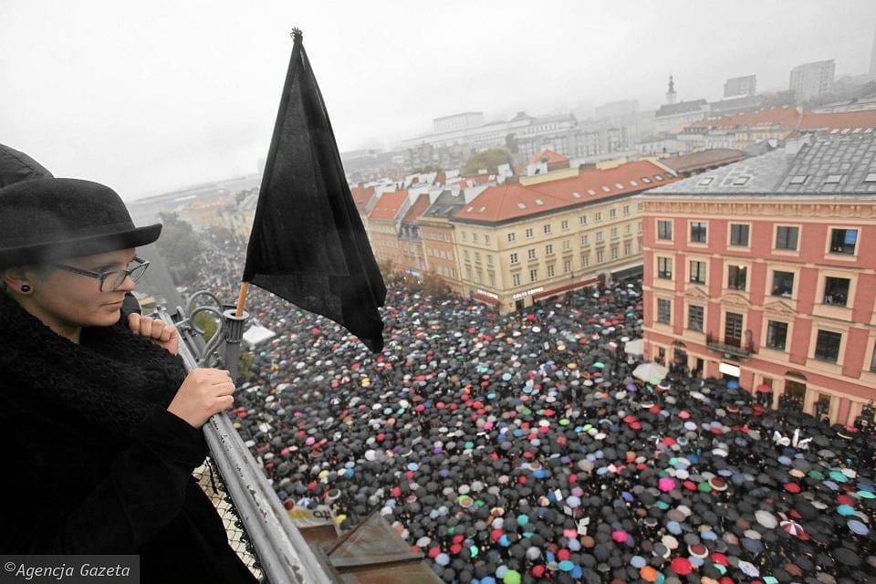 Grafika do artykułu "Jest tak ogromny wkurw, że wszystkie ręce na pokład". W 2016 roku poruszyły polskie konserwatywne miasta i miasteczka, dziś jadą do Warszawy #CzarnyPiątek