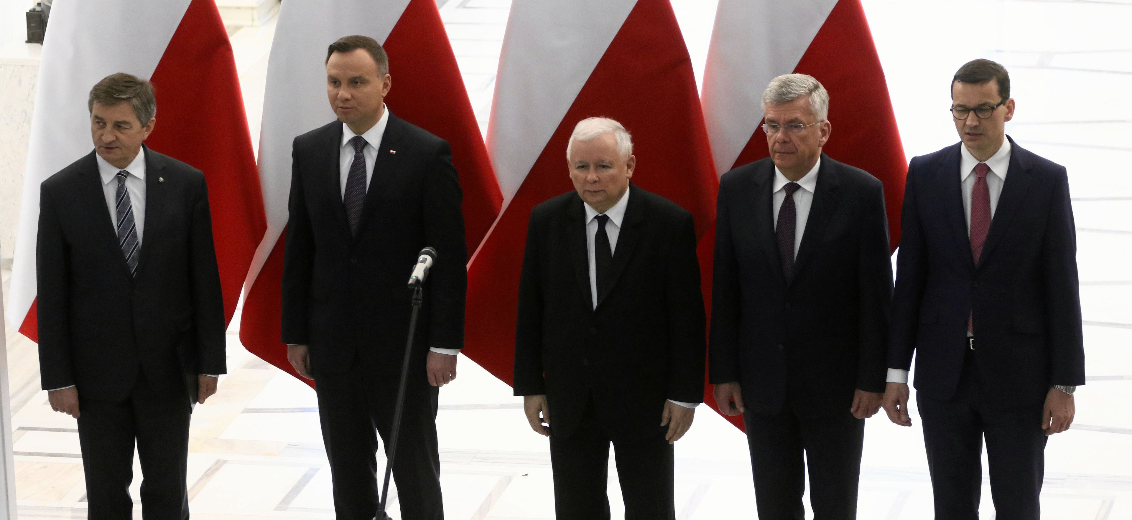 09.04.2018 Warszawa , Sejm . Od lewej : marszalek Sejmu Marek Kuchcinski , prezydent Andrzej Duda , prezes Jaroslaw Kaczynski , marszalek Senatu Stanislaw Karczewski i premier Mateusz Morawiecki podczas uroczystosci odsloniecia pamiatkowej tablicy bylego Prezydenta RP sp. Lecha Kaczynskiego .
Fot. Slawomir Kaminski / Agencja Gazeta