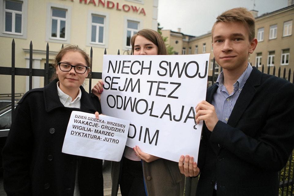Grafika do artykułu Kancelaria najpierw odwołuje, a potem przekłada. PiS się boi Sejmu Dzieci i Młodzieży i ma powody