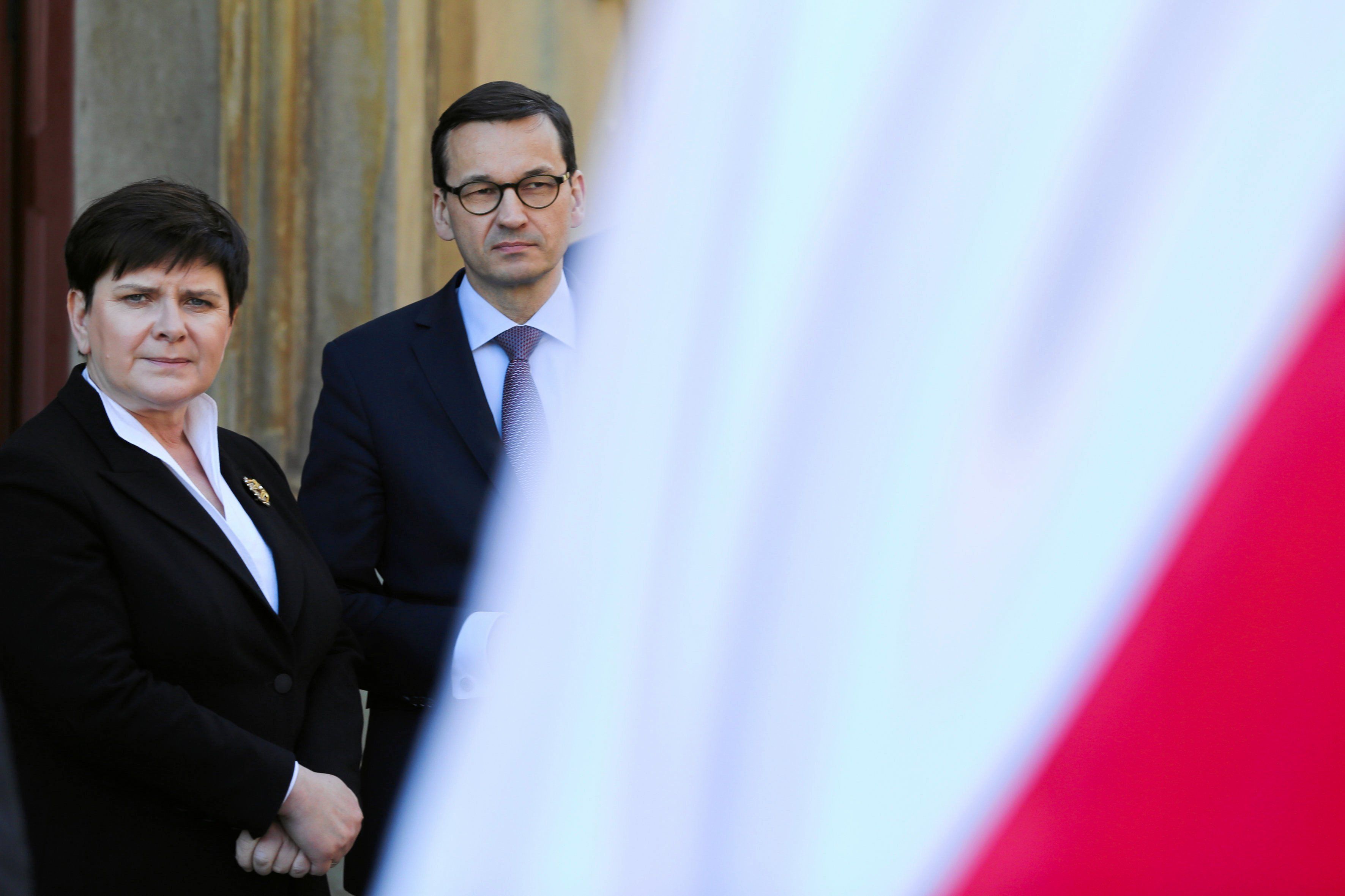 18 .04.2018 Krakow . Wawel . Od lewej wicepremier Beata Szydlo , premier Mateusz Morawiecki podczas obchodow 8 . rocznicy pogrzebu pary prezydenckiej Lecha i Marii Kaczynskich . 
Fot. Jakub Porzycki / Agencja Gazeta