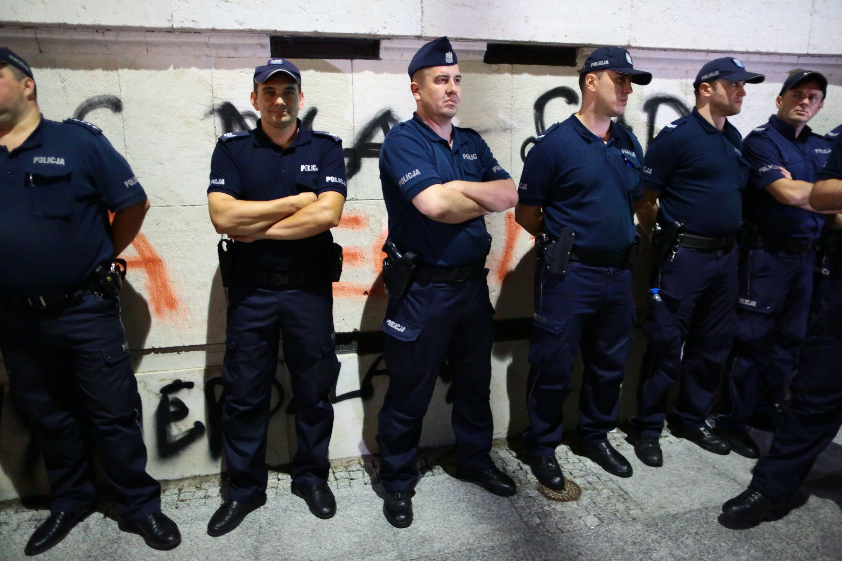 19.07.2018 Warszawa , Sejm . Demonstracja pod Sejmem w czasie procedowania nowelizacji ustawy o Sadzie Najwyzszym . Policjanci otoczyli napis nasprajowany przez  demonstrantow na budynku sejmowym ( " czas na sad ostateczny " ).
Fot. Agata Grzybowska / Agencja Gazeta