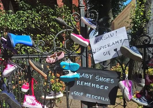 Grafika do artykułu Upamiętnią ofiary pedofilii w Kościele. Dziś akcja Baby Shoes Remember. Zobacz, gdzie i jak. I po co
