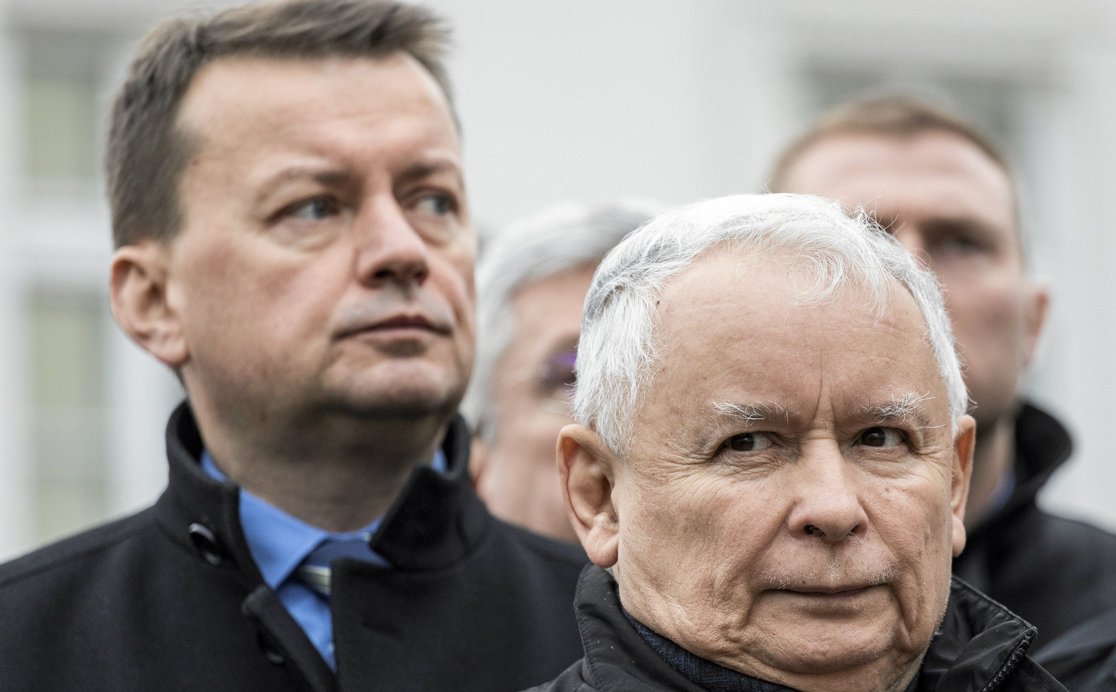 10.12.2017 Warszawa , Krakowskie Przedmiescie . (Od lewej): Minister Spraw Wewetrznych i Administracji Mariusz Blaszczak i Prezes PiS Jaroslaw Kaczynski podczas porannych obchodow 92 miesiecznicy katastrofy smolenskiej .
Fot. Dawid Zuchowicz / Agencja Gazeta