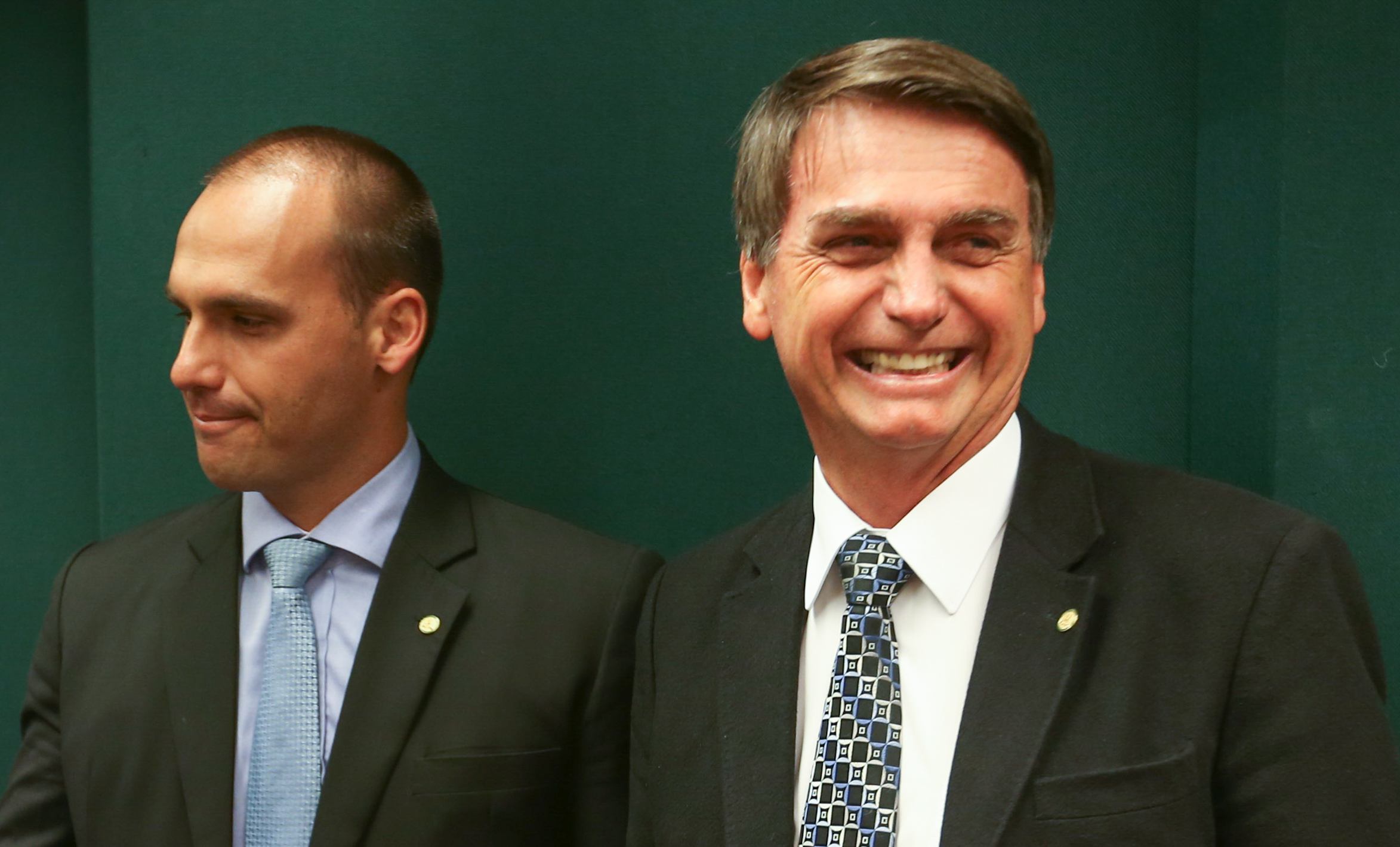 Brasília - O deputado Marcos Rogério cumprimenta Eduardo Bolsonaro ao lado de Jair Bolsonaro após o Conselho de Ética arquivar duas representações (12/17 e 13/17) contra Eduardo (Fabio Rodrigues Pozzebom/ Agencia Brasil)