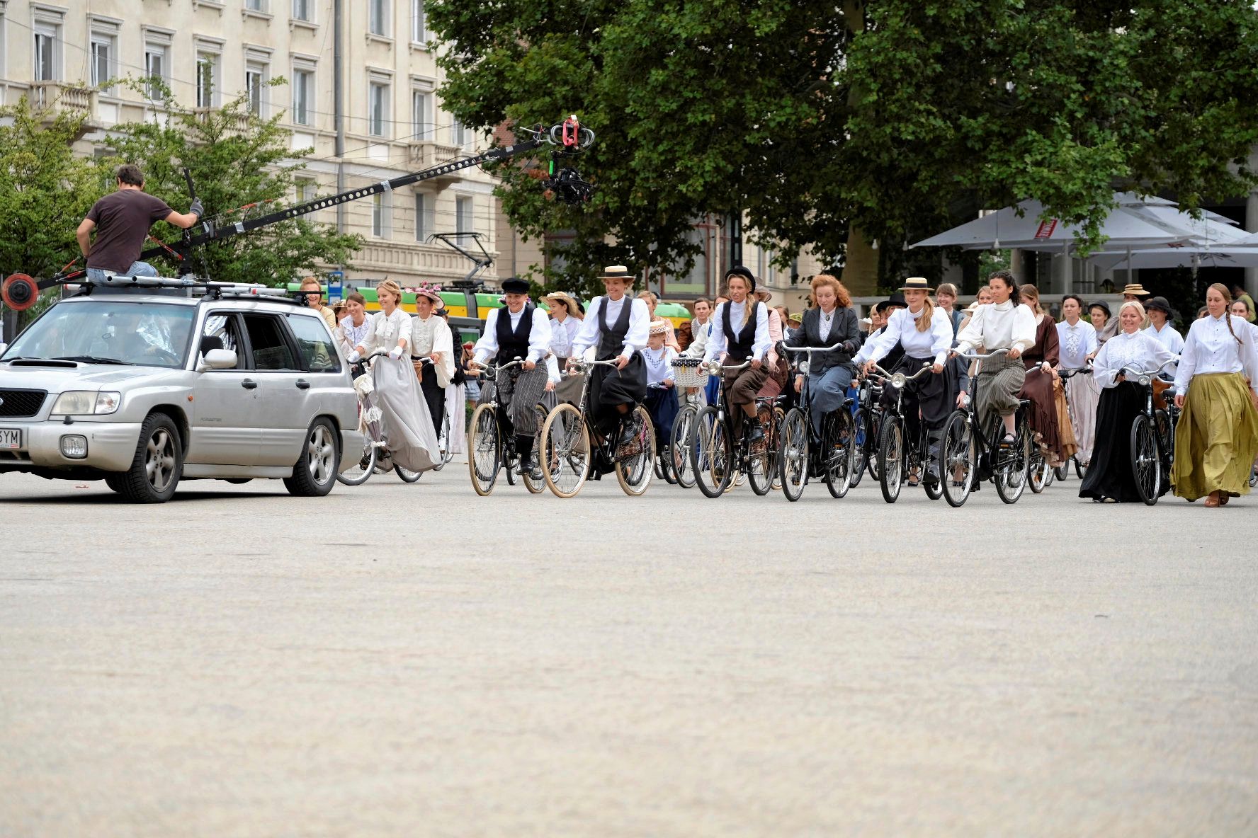 18. 08. 2018 Poznan.  Na Placu Wolnosci, kobiety w historycznych strojach na rowerach do filmu " Silaczki ". 
Fot. Robert Wozniak /  Agencja Gazeta