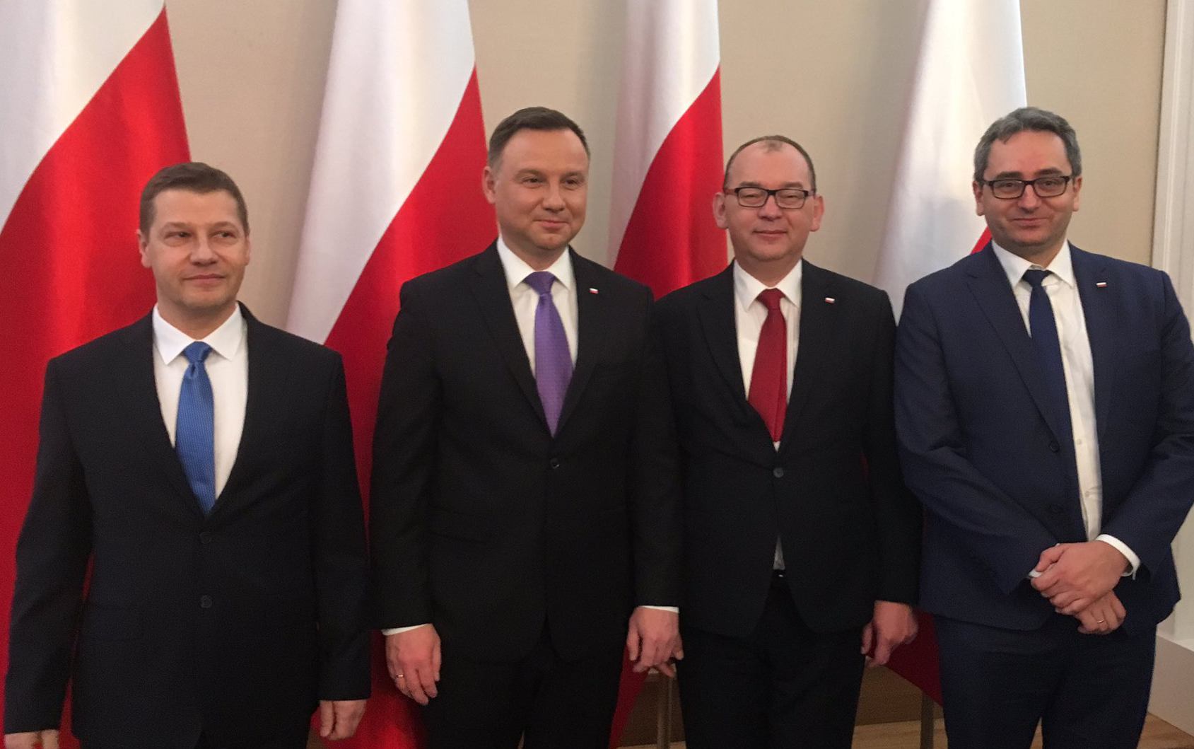 Andrzej Duda pozuje do zdjęcia z rzecznikami dyscyplinarnymi sądów powszechnych Piotrem Schabem, Przemysławem Radzikiem i Michałem Lasotą