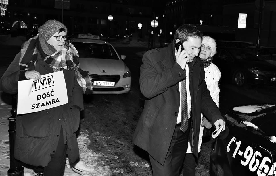Elżbieta Podleśna i Michał Adamczyk pod budynkiem TVP,