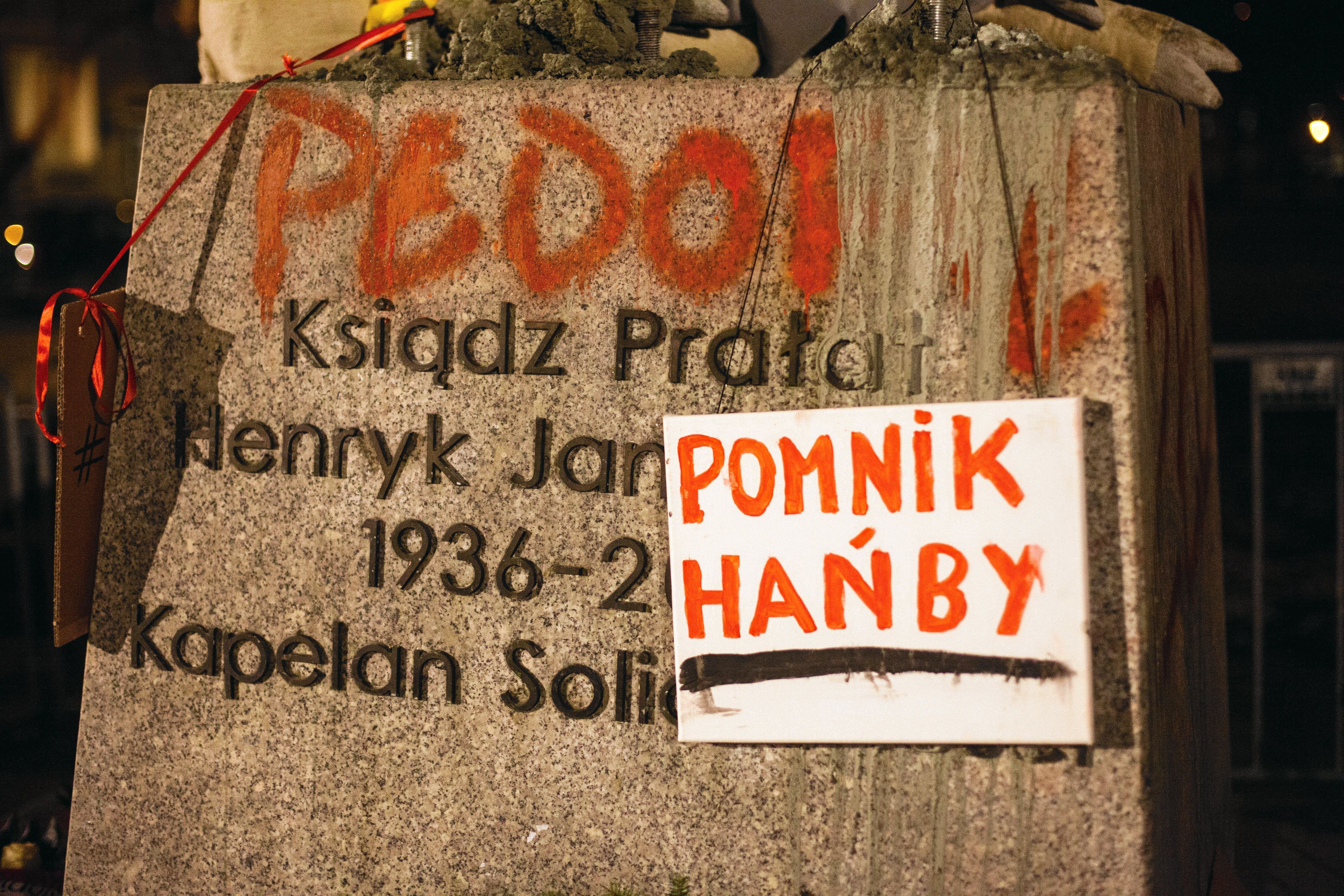22.02.2019 Gdansk . Protest przeciwko ponownemu postawieniu pomnika Henryka Jankowskiego . Napis pedofil i pomnik hanby na cokole pomnika . 
Fot. Michal Ryniak / Agencja Gazeta