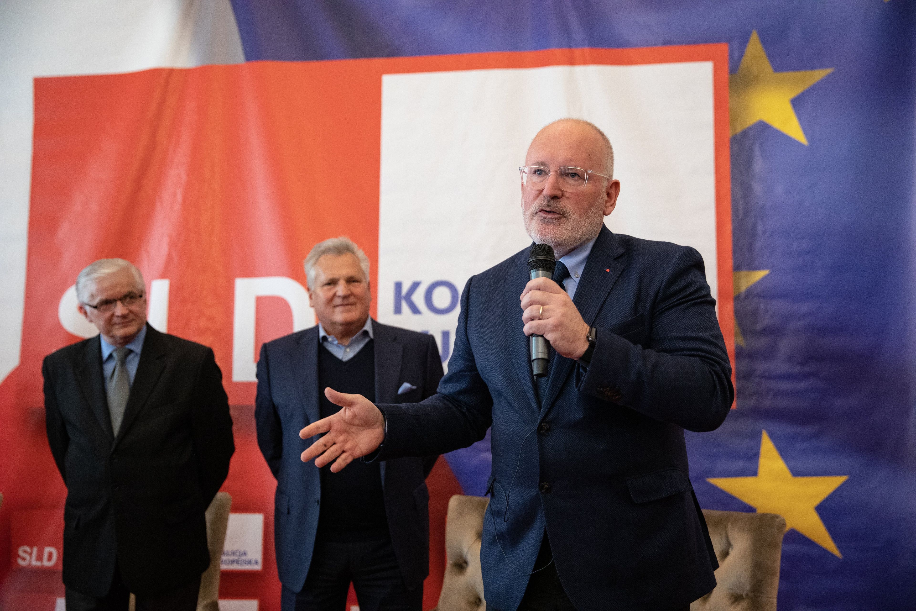06.05.2019 Warszawa , ulica Senatorska 13 / 15 .Od lewej: byly premier Wlodzimierz Cimoszewicz , byly prezydent Aleksander Kwasniewski , wiceprzewodniczacy Komisji Europejskiej Frans Timmermans podczas debaty o przyszlosci Unii Europejskiej .  
Fot. Dawid Zuchowicz / Agencja Gazeta