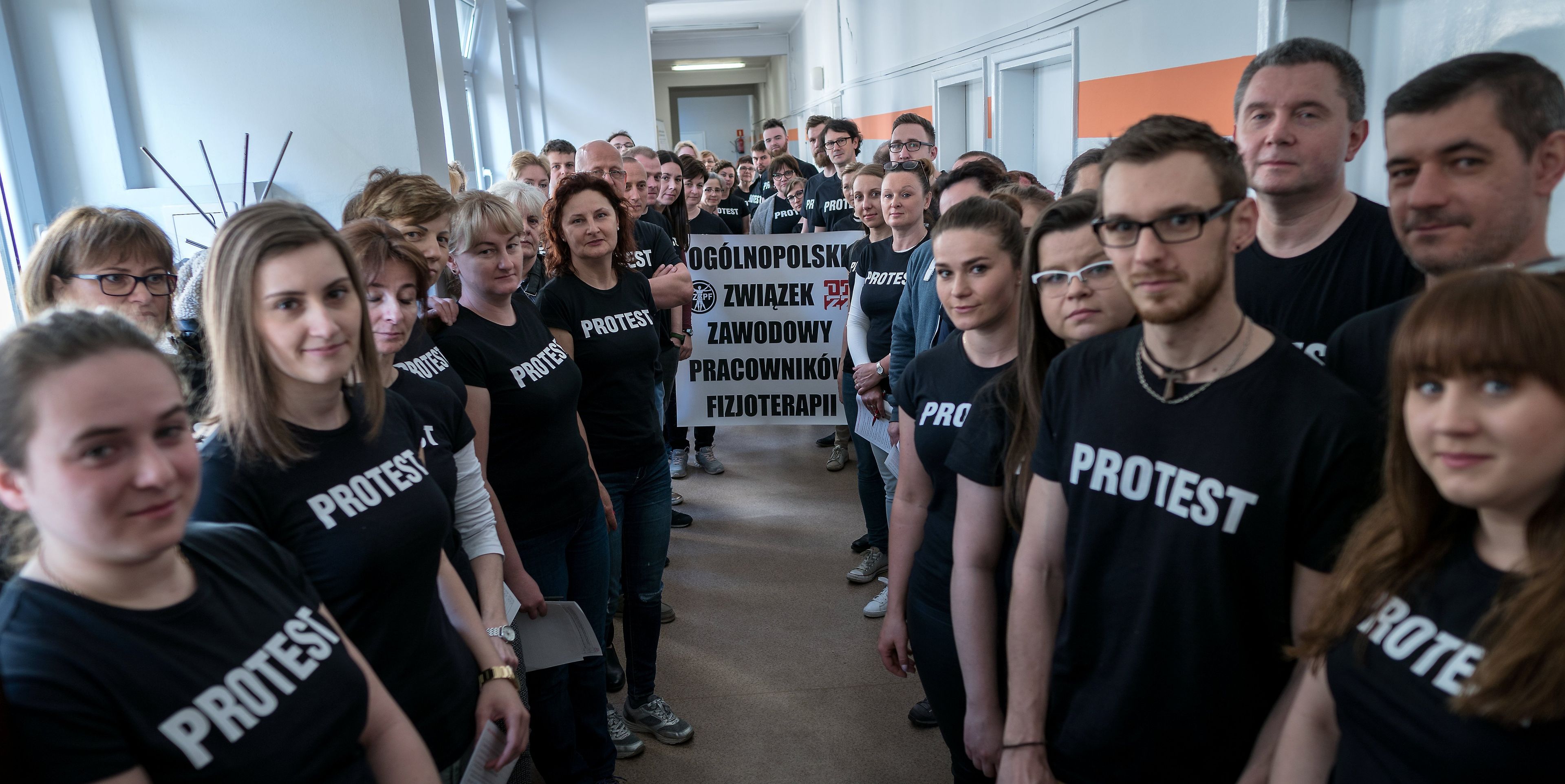 07.05.2019 Tarnowskie Gory . Fizjoterapeuci z Gornoslaskiego Centrum Rehabilitacji w Reptach rozpoczynaja protest oddajac krew . Ogolnopolski Zwiazek Zawodowy Pracownikow Fizjoterapii . 
 Fot. Grzegorz Celejewski / Agencja Gazeta