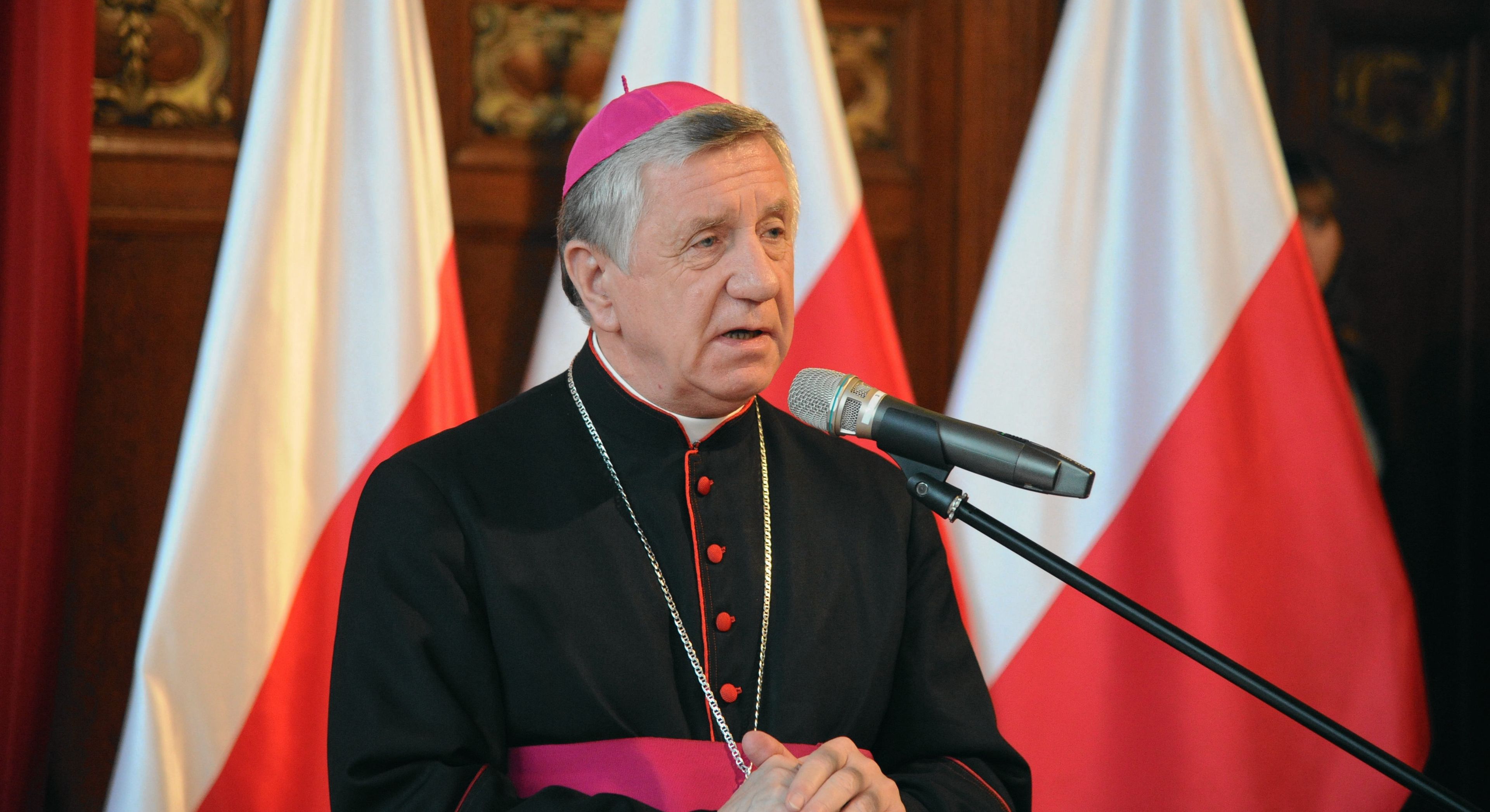 26.01.2018 Szczecin , Urzad Wojewodzki . Pozegnanie dotychczasowego wojewody zachodniopomorskiego Krzysztofa Kozlowskiego z urzedem , w zwiazku z przejsciem na stanowisko wiceministra spraw wewnetrznych i administracji . Nz. abp Andrzej Dziega .
Fot. Krzysztof Hadrian / Agencja Gazeta