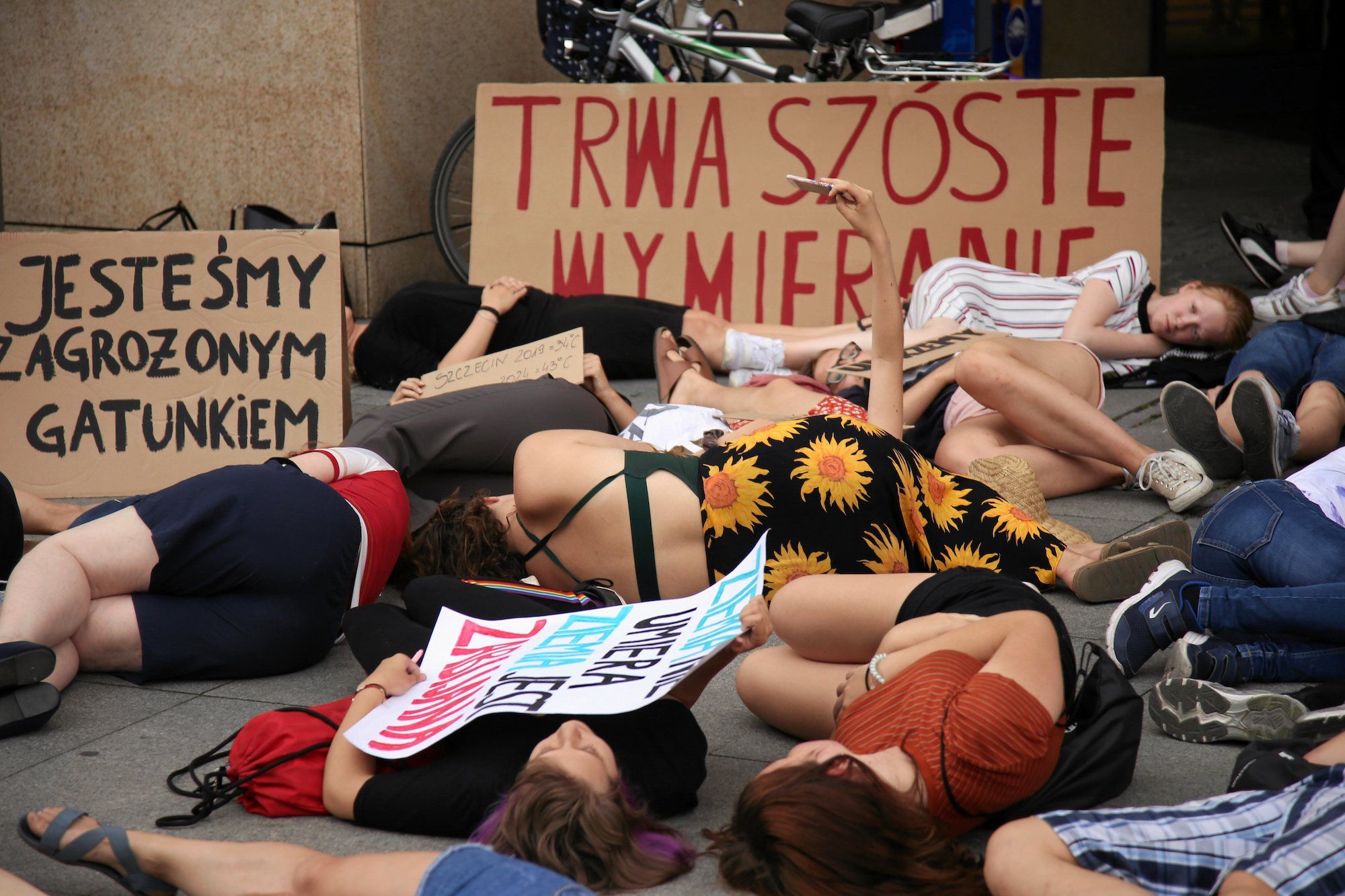30.07.2019 Szczecin , G.H. Kaskada . Akcja ekologiczna " Masowe wymieranie , Die-in - Szczecin " . Organizator Extinction Rebellion Szczecin .
Fot. Cezary Aszkielowicz / Agencja Gazeta