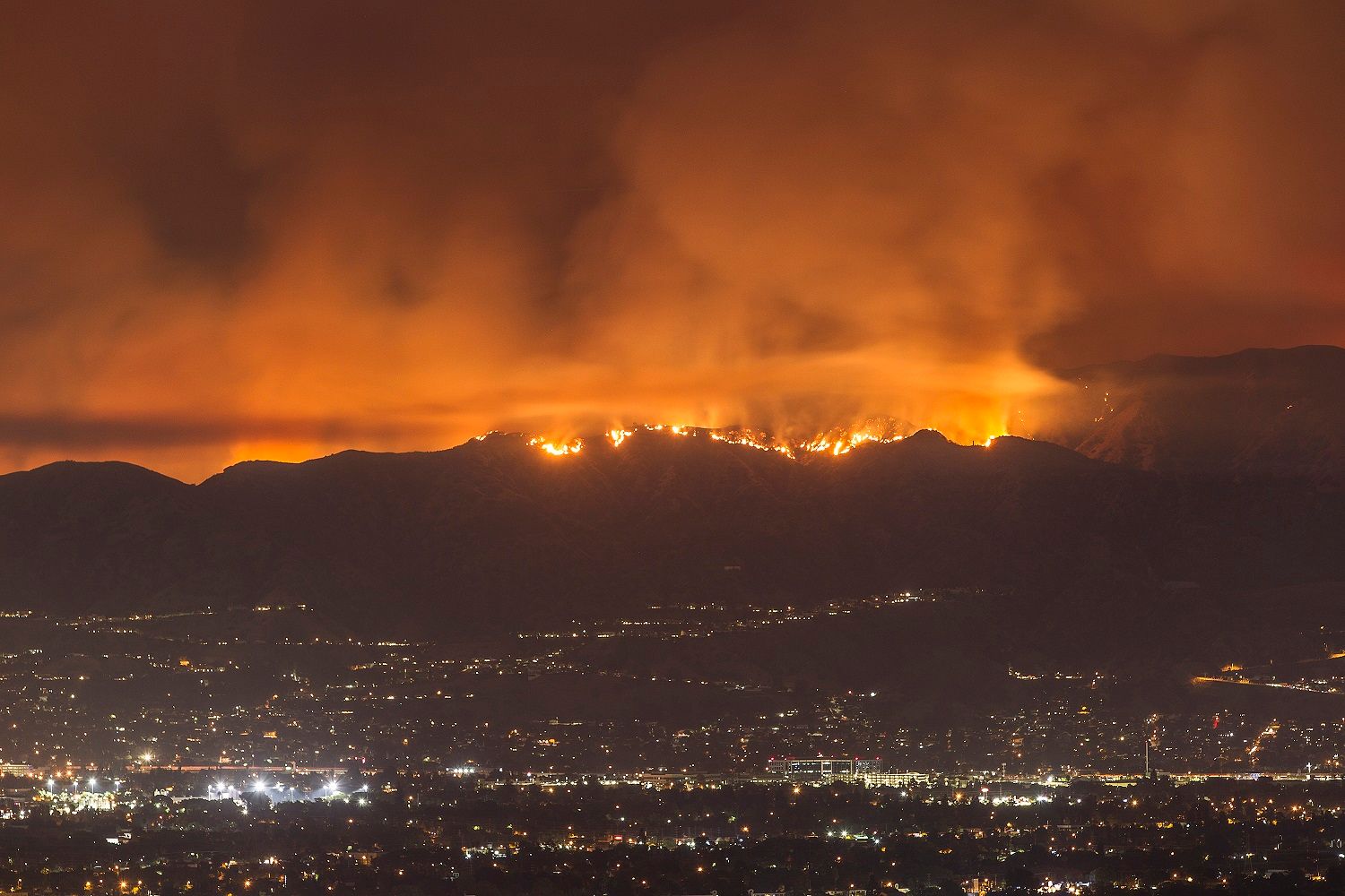 The La Tuna Fire burns in the Verdugo Mountains in the Eastern San Fernando Valley of Los Angeles, CA. 9/1/2017