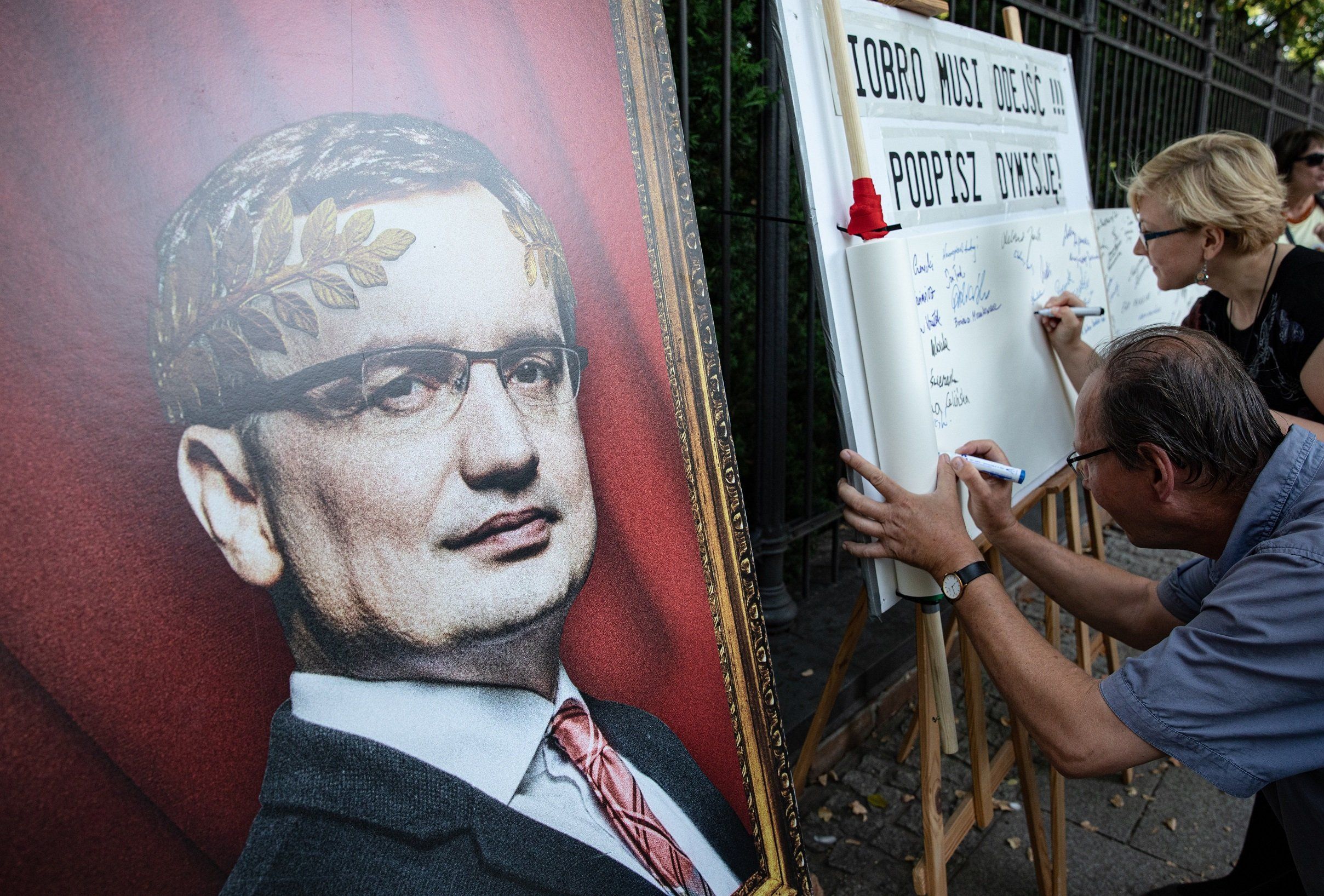 26.08.2019 Warszawa , Aleje Ujazdowskie 1 / 3 . Protest '' Ziobro Musi Odejsc '' pod Kancelaria Prezesa Rady Ministrow . 
Fot. Dawid Zuchowicz / Agencja Gazeta