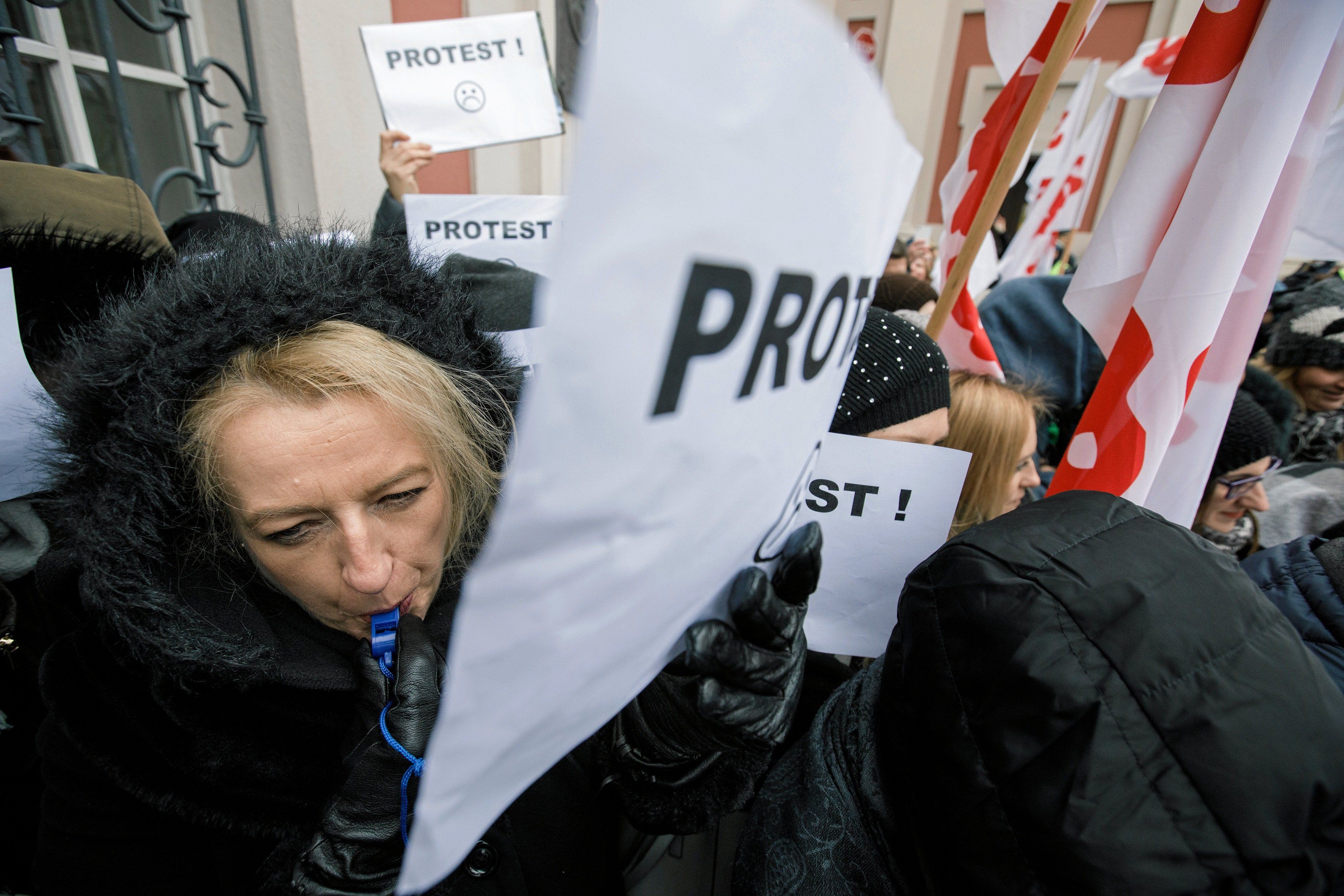 21.11.2018 Poznan . Pikieta pracownikow MOPR przed Urzedem Miasta . Protestujacy domagaja sie podwyzek . 
Fot. Lukasz Cynalewski / Agencja Gazeta