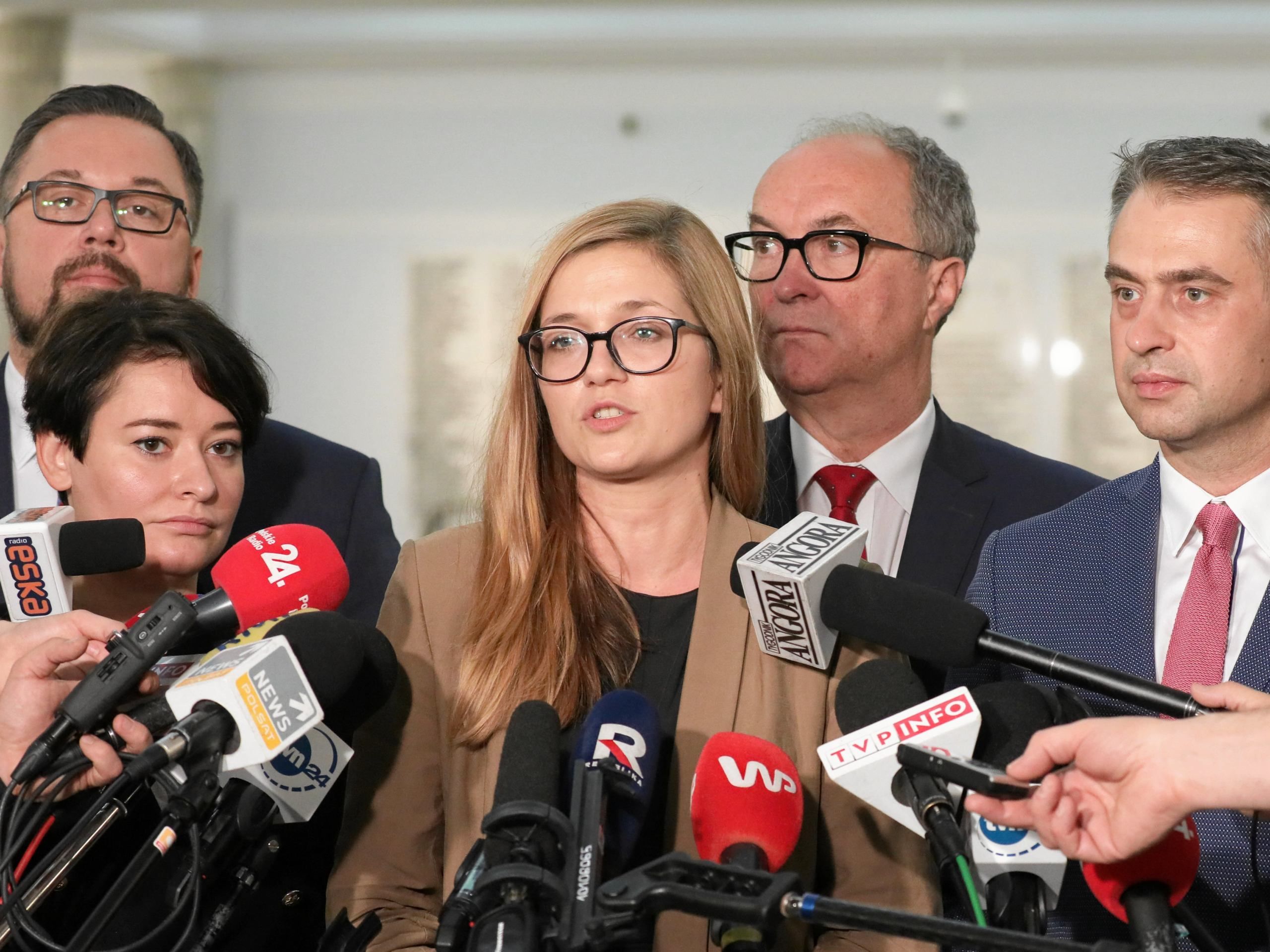 19.11.2019  Warszawa , ulica Wiejska . Sejm . Trzeci dzien pierwszego posiedzenia Sejmu X Kadencji . Od lewej: Marcin Kulasek , Anna Maria Zukowska , Magdalena Biejat , Wlodzimierz Czarzasy , Krzysztof Gawkowski , Dariusz Wieczorek , Krzysztof Smiszek podczas konferencji prasowej Lewicy w zwiazku z wycofaniem sie Prawa i Sprawiedliwosci z projektu zmian w ustawie dotyczacych zniesienia limitu oplacania skladek emerytalnych i w zwiazku z projektem Lewicy w tej sprawie .
Fot. Slawomir Kaminski / Agencja Gazeta