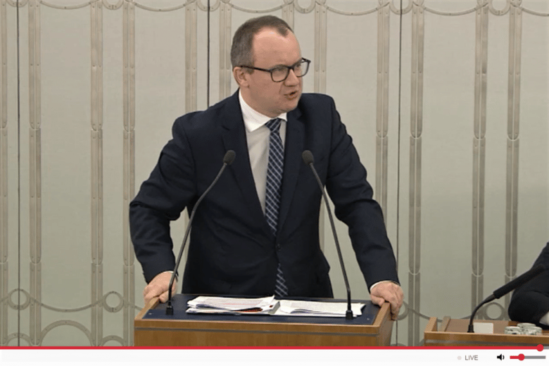 Grafika do artykułu Adam Bodnar w Senacie wzywa do odrzucenia ustawy "dyscyplinującej": "To droga do Polexitu"