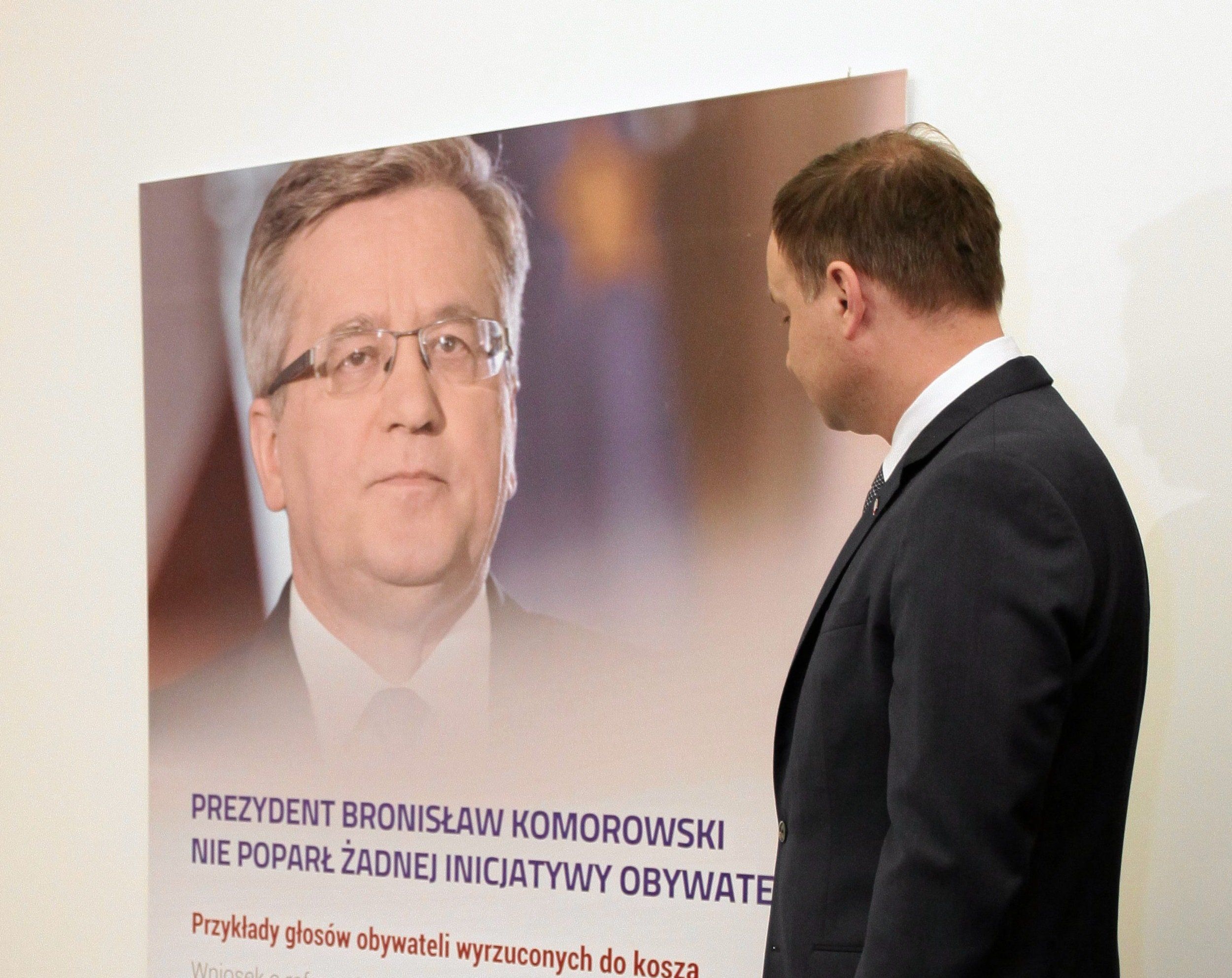 14.03.2015 Warszawa , ul . Piekna 24 . Kandydat PIS na urzad Prezydenta RP Andrzej Duda byl pierwszym gosciem ktory odwiedzil nowe muzeum Zgody Imienia Bronislawa Komorowskiego . Kandydata oprowadza kustosz muzeum Rafal Bochenek .
Fot . Slawomir Kaminski / Agencja Gazeta