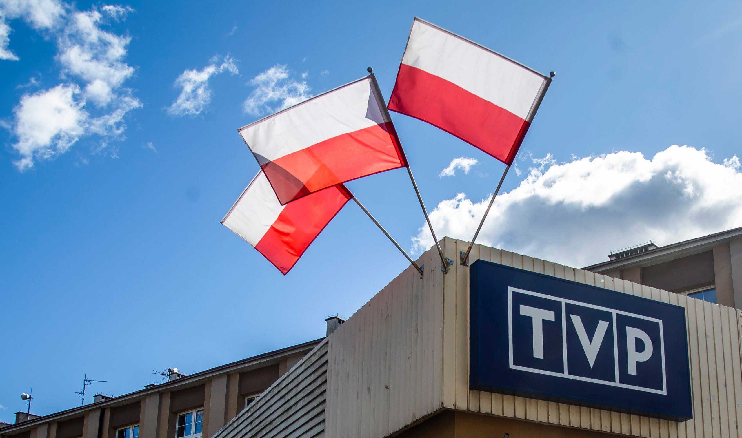 18.04.2020  Bialystok . Flagi bialo czerwone polskie narodowe - budynek telewizji TVP regionalnej .
Fot. Agnieszka Sadowska / Agencja Gazeta. *** Local Caption *** .