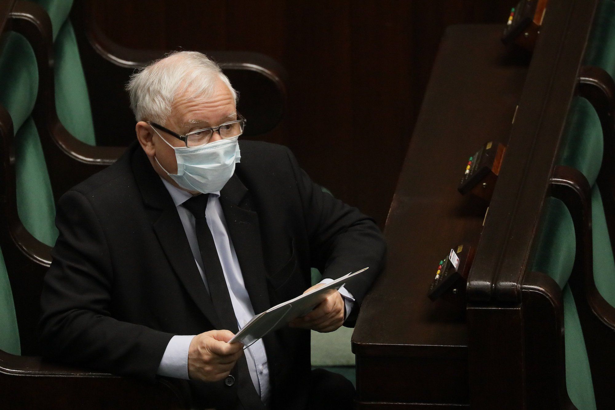 Jarosław Kaczyński w maseczce na sali sejmowej