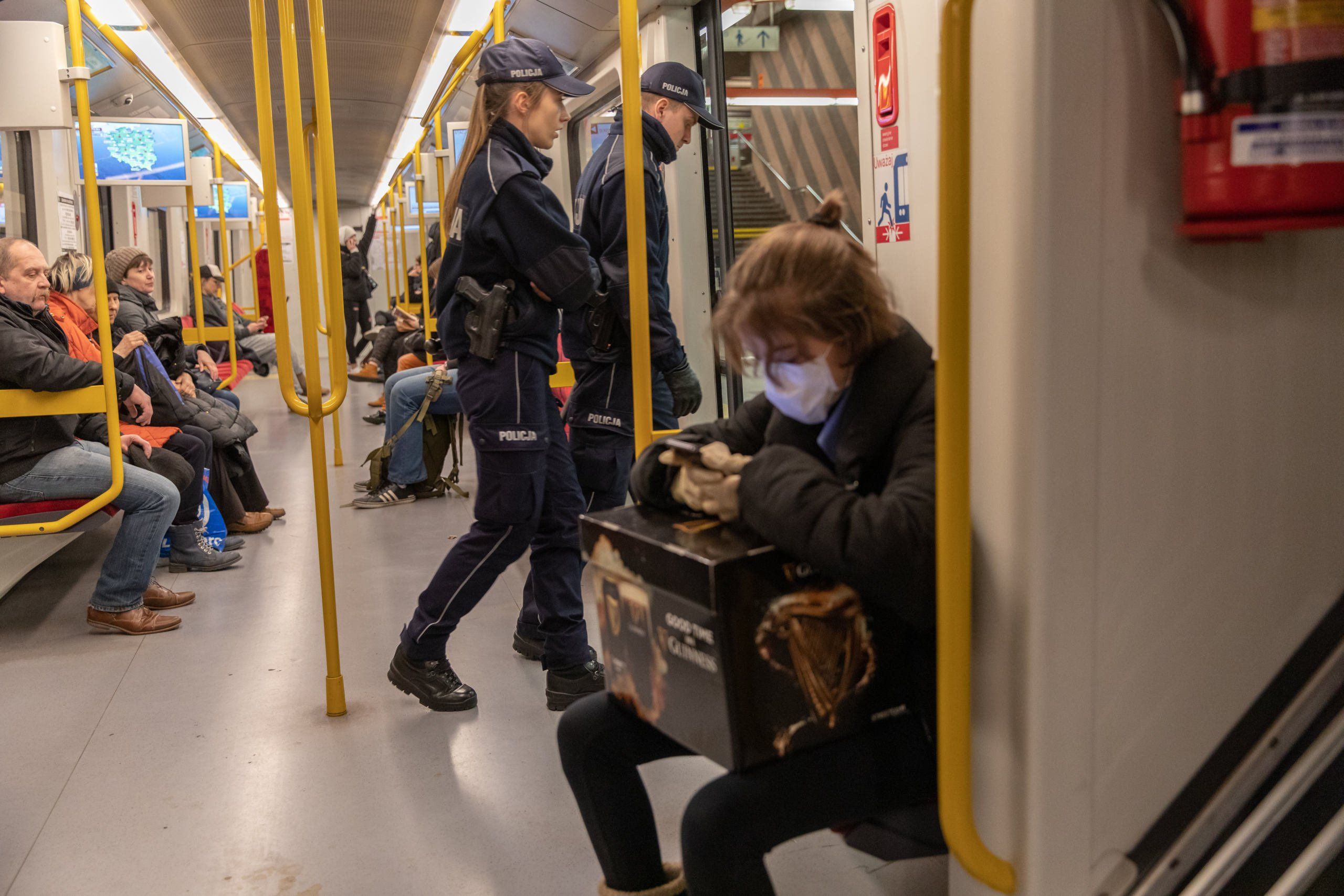 Człowiek w maseczce w metrze